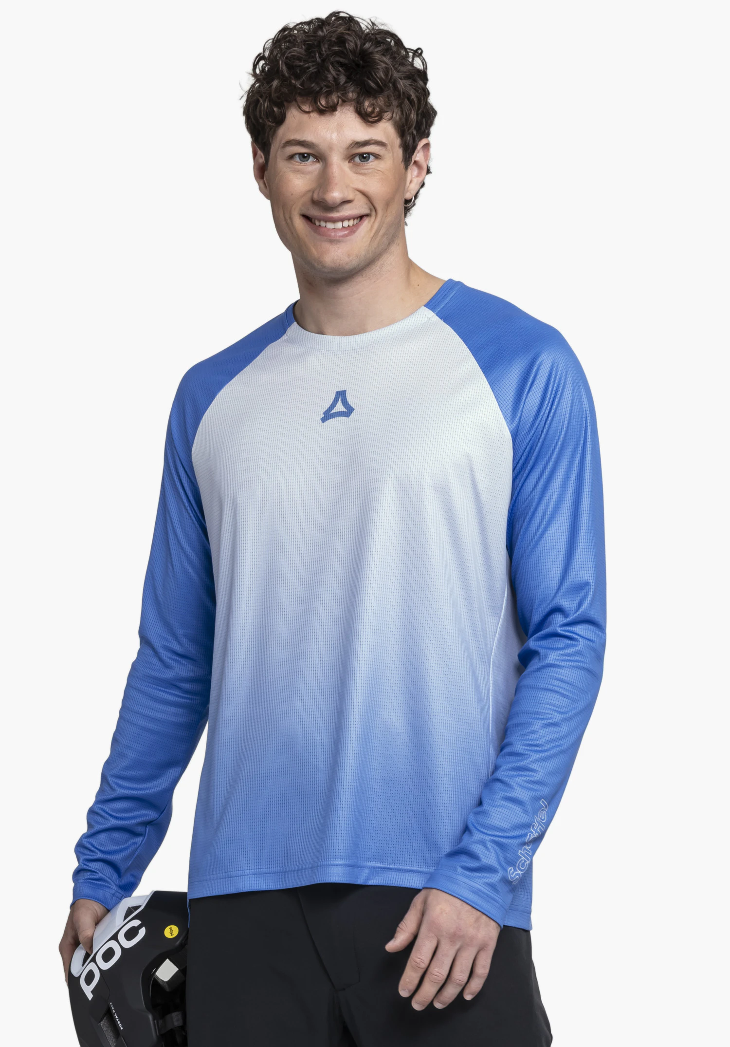 Longsleeve Style Koitere MEN, präsentiert an einem Model vor neutralem Hintergrund. Das Longsleeve in Blau besticht durch einen dynamischen Farbverlauf, akzentuiert durch das Schöffel-Logo auf der Brust und am Ärmel.