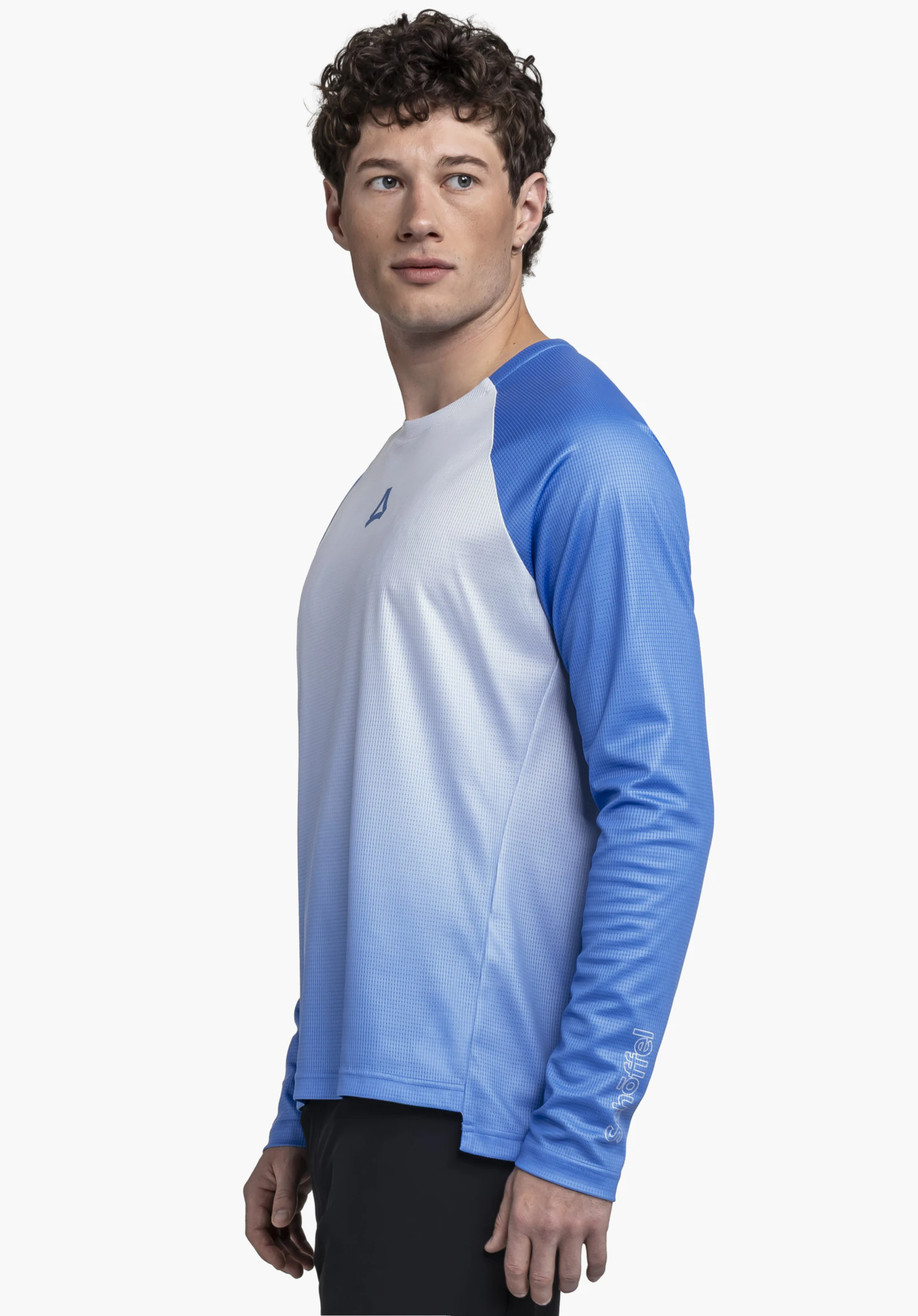 Longsleeve Style Koitere MEN, présenté de trois-quarts devant un fond neutre. Le mannequin porte le modèle bleu avec un dégradé de couleurs élégant, mettant en avant le logo Schöffel discret sur la poitrine et la manche.