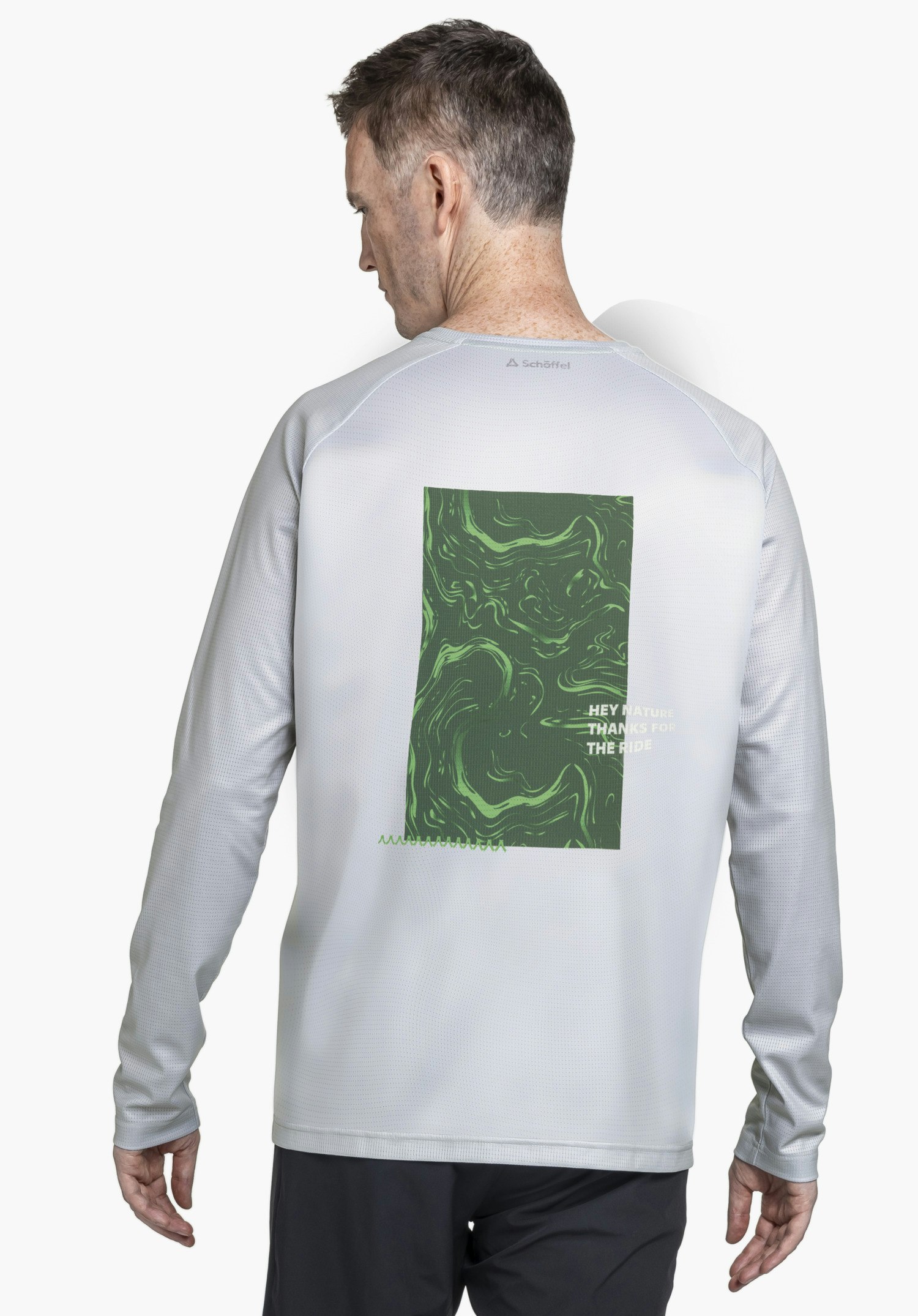 Longsleeve Style Koitere MEN in Grau: Ein Model zeigt das Shirt in der Rückenansicht vor einem neutralen Hintergrund. Der Fokus liegt auf dem großflächigen grünen Grafikprint auf dem Rücken, der durch das dezente Schöffel-Logo im Nackenbereich ergänzt wird.