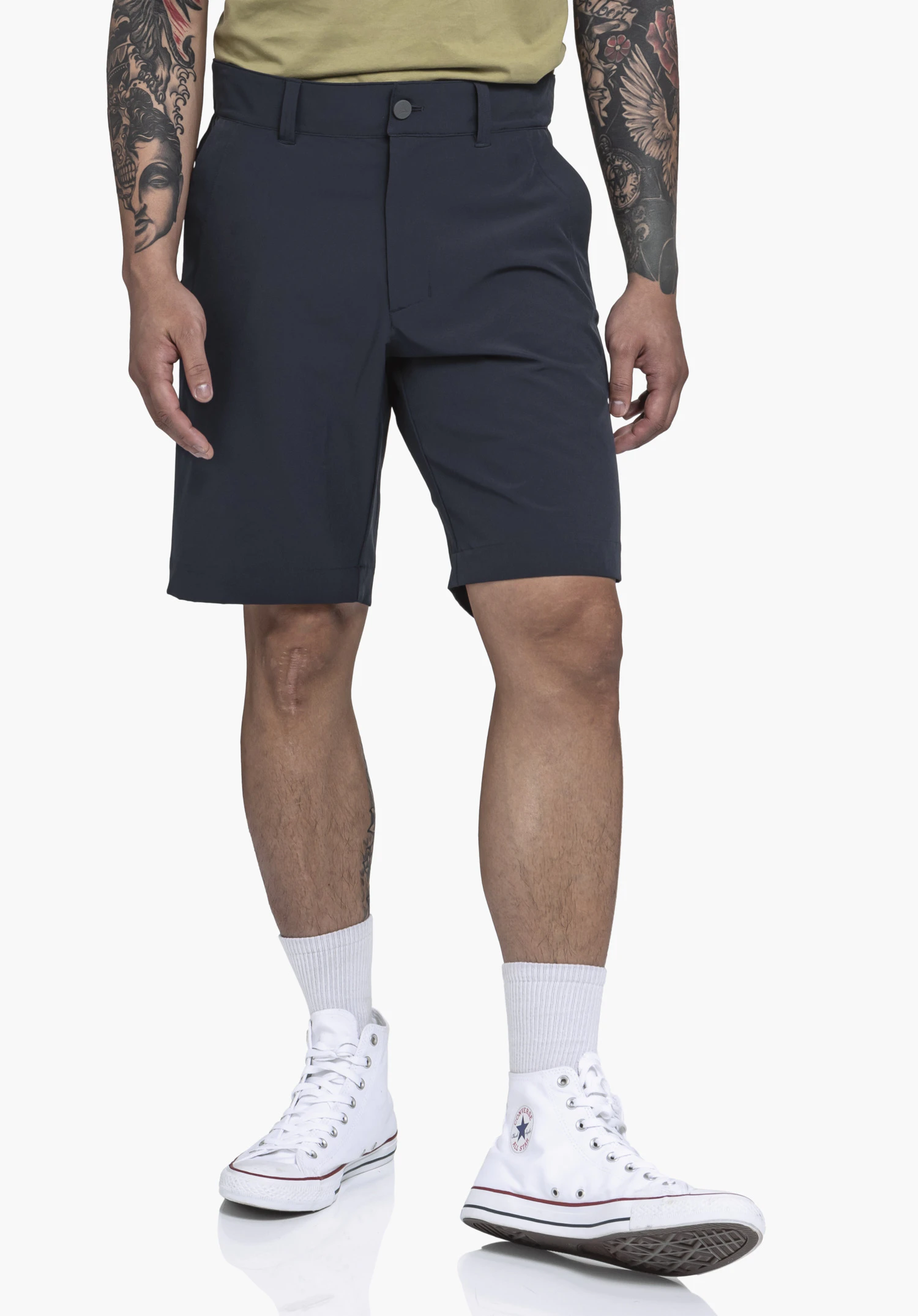 Shorts Style Gharra MNS. Das Model steht frontal und trägt die blaue kurze Hose vor einem neutralen Hintergrund.
