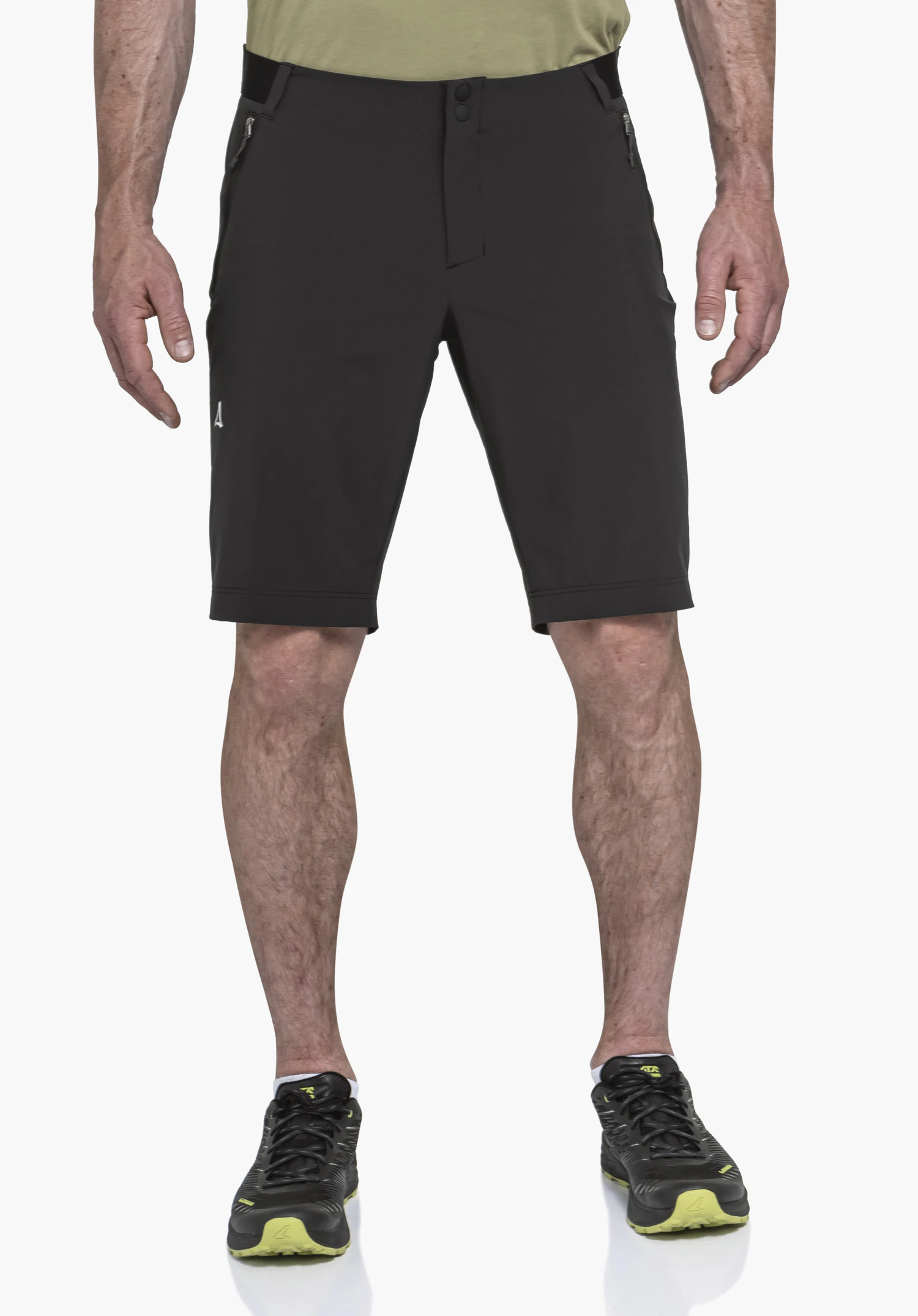 Shorts Style Blaustein MNS in Schwarz an einem Model, das frontal steht. Die kurze Hose zeigt ein Schöffel-Logo auf dem rechten Bein und wird vor einem neutralen Hintergrund präsentiert.