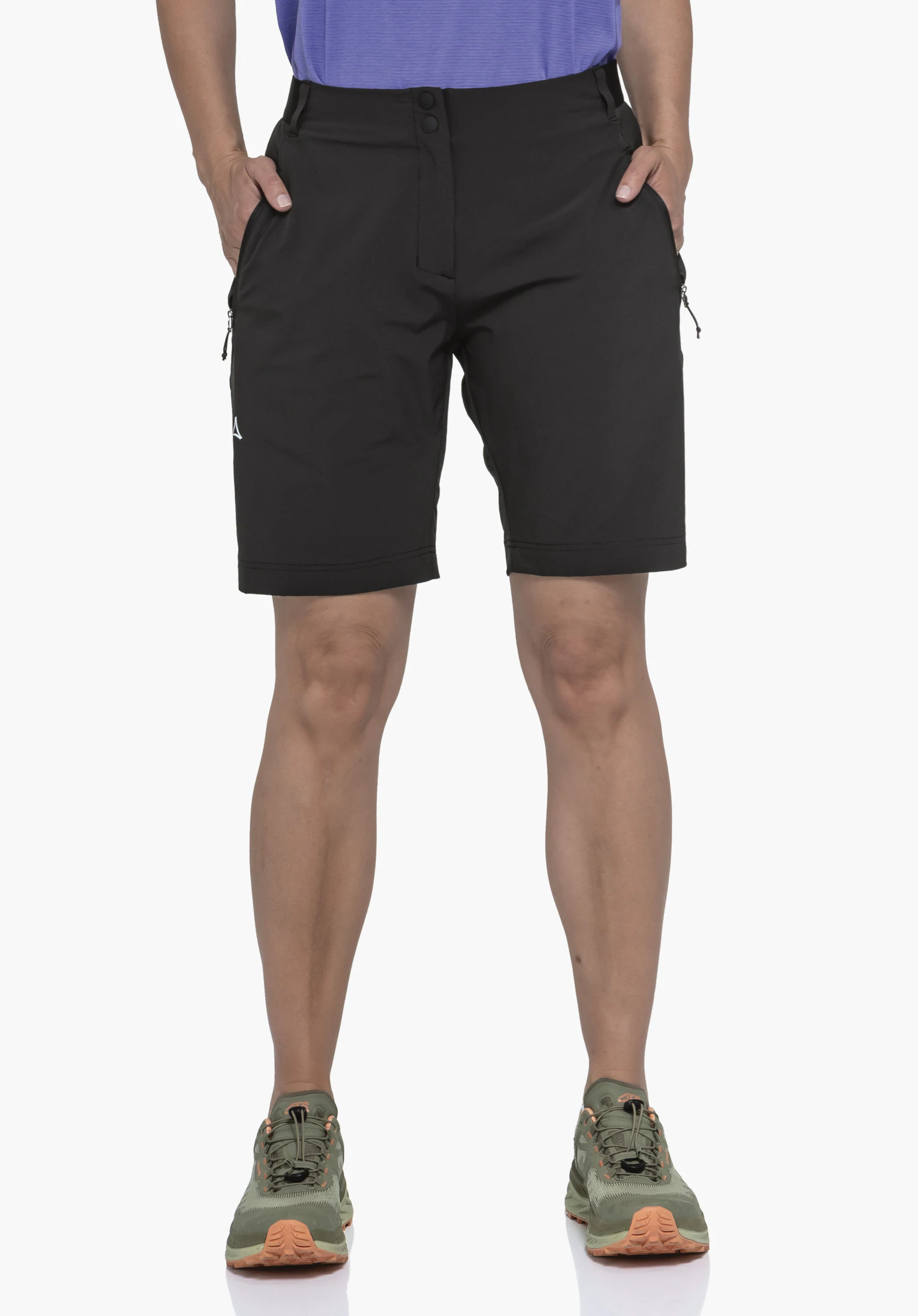 Shorts Style Blaustein WMS de couleur noire, porté par un mannequin. Le mannequin se tient de face avec les mains dans les poches devant un fond neutre. Le logo Schöffel est visible sur la jambe droite.