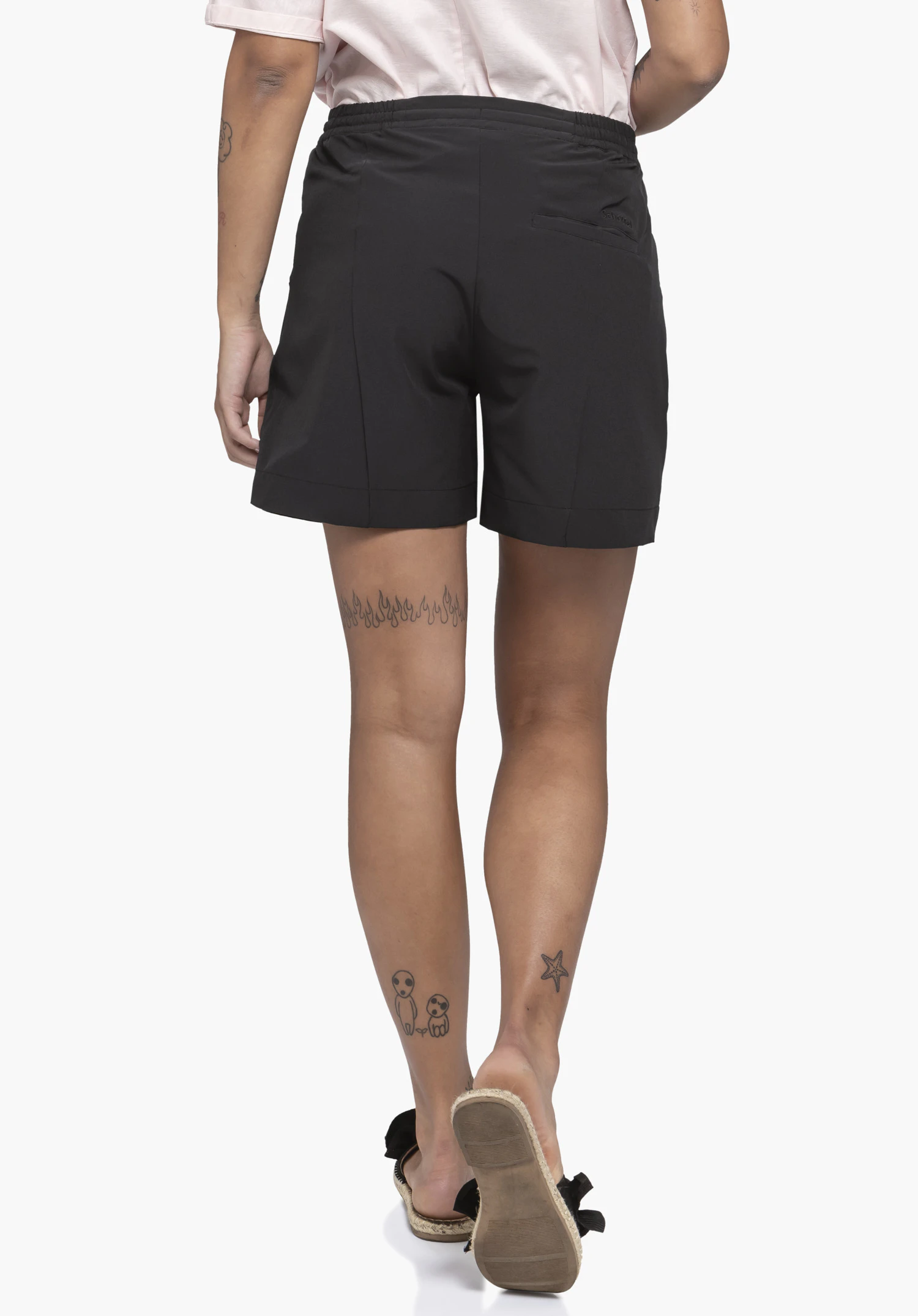 Shorts Style Gharra WMS en noir présenté en vue arrière sur un fond neutre, avec le logo Schöffel visible sur la poche arrière.