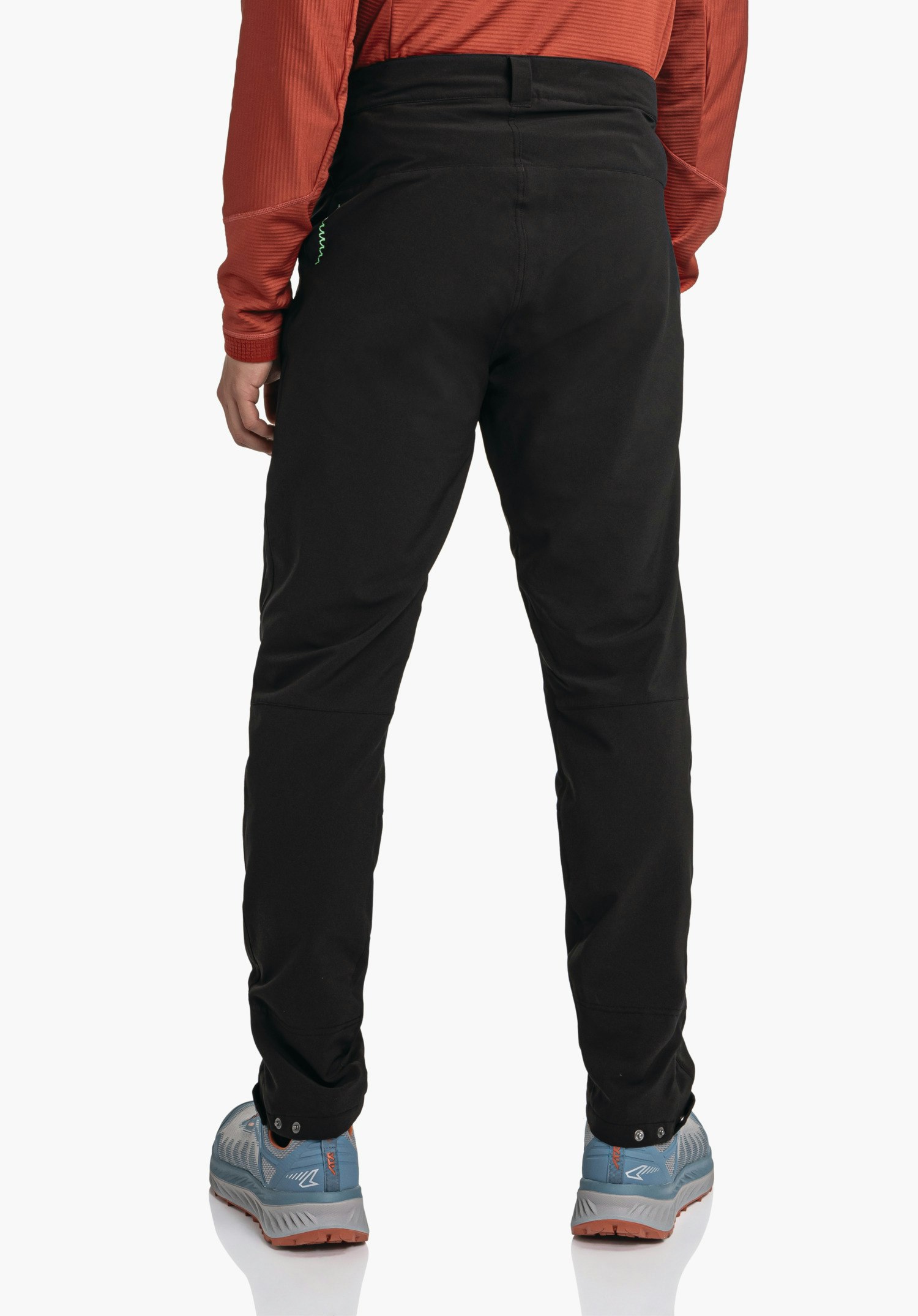 Pants Style Cascata MNS Schwarze Hose, von hinten getragen; Person steht auf weißem Hintergrund, trägt rot langärmeliges Oberteil und blaue Wanderschuhe.