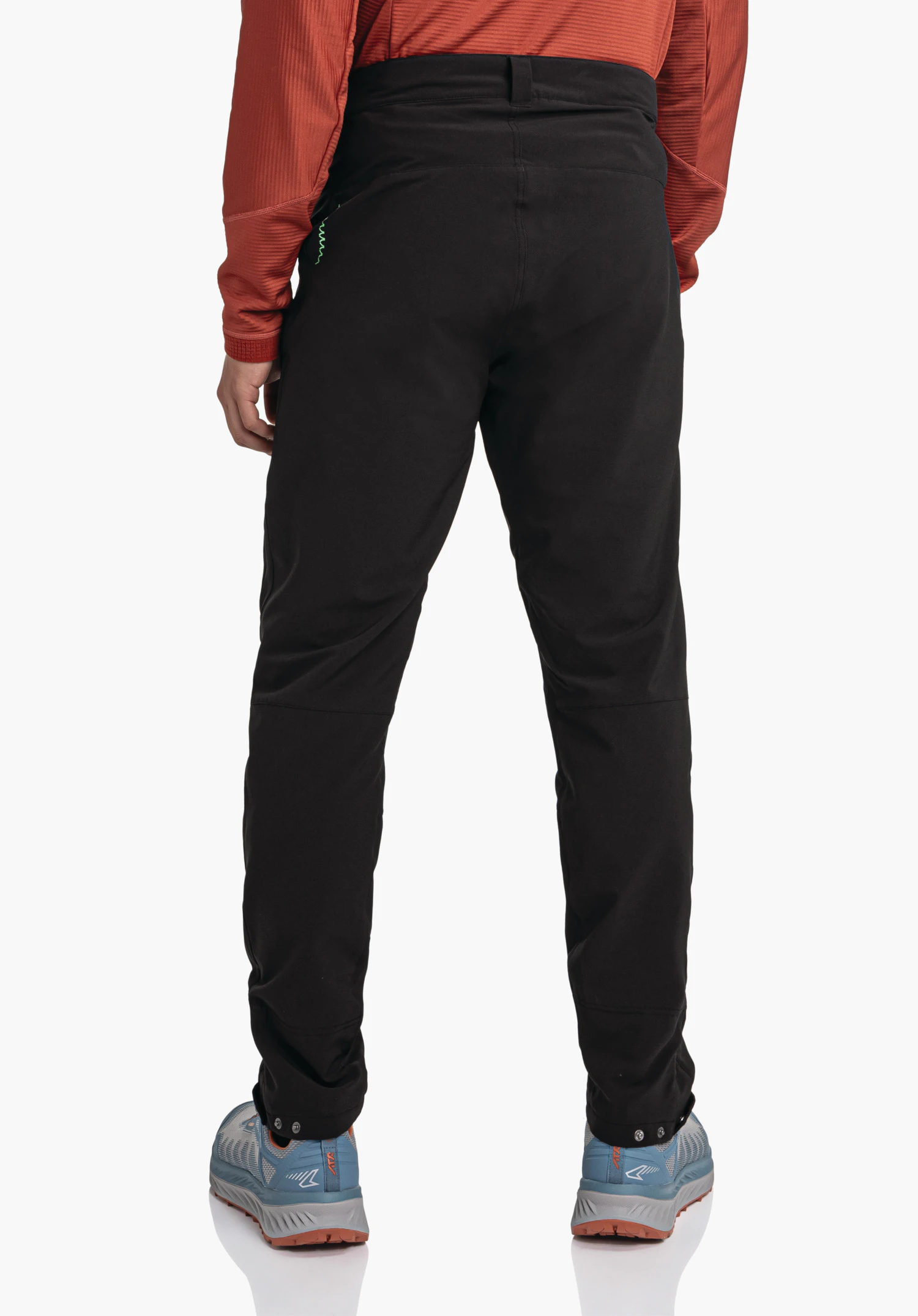 Pants Style Cascata MNS black trousers worn from the back; person standing against a white background, wearing a red long-sleeve top and blue hiking shoes., Pants Style Cascata MNS black trousers worn from the back; person standing against a white background, wearing a red long-sleeve top and blue hiking shoes.
