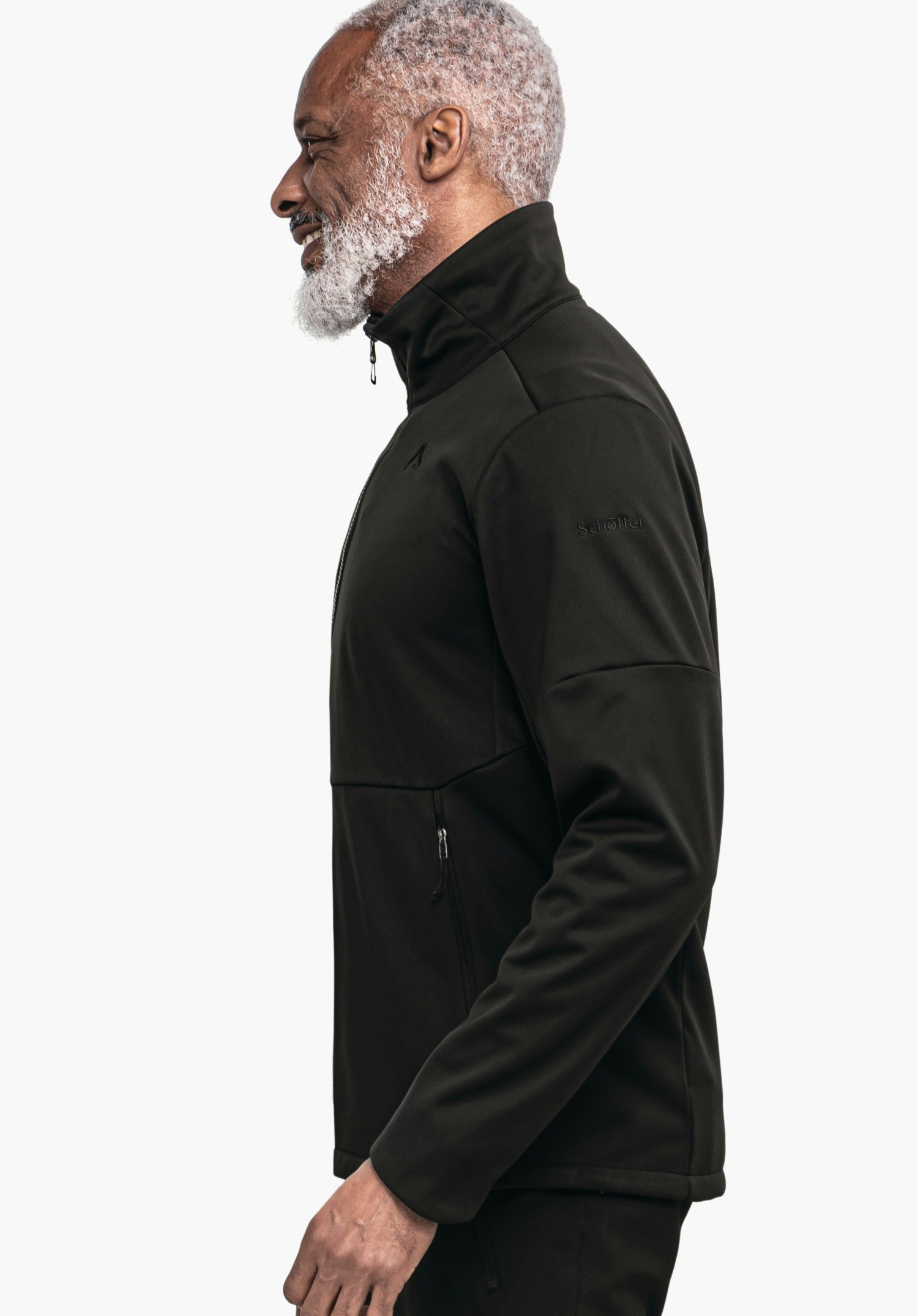 Softshell Jk Style Fracon MNS schwarze Jacke, getragen von einem lächelnden älteren Mann im Profil, vor weißem Hintergrund. Schöffel-Logo sichtbar; Text: Schöffel.