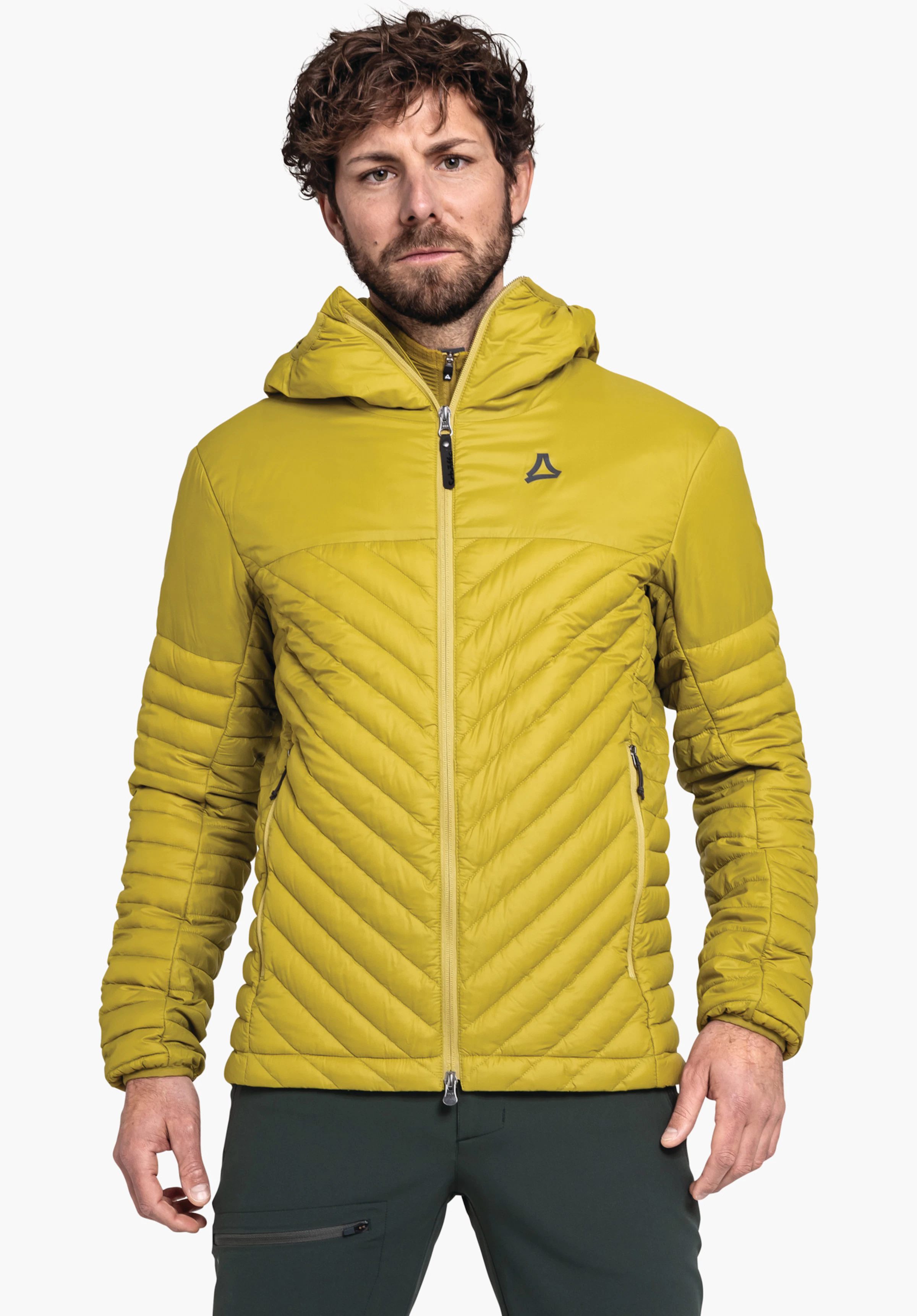 Down Jacket Style Cascata MNS veste matelassée jaune clair avec capuche, logo Schöffel sur la poitrine, portée de face par un homme; pantalon vert foncé, fond blanc.