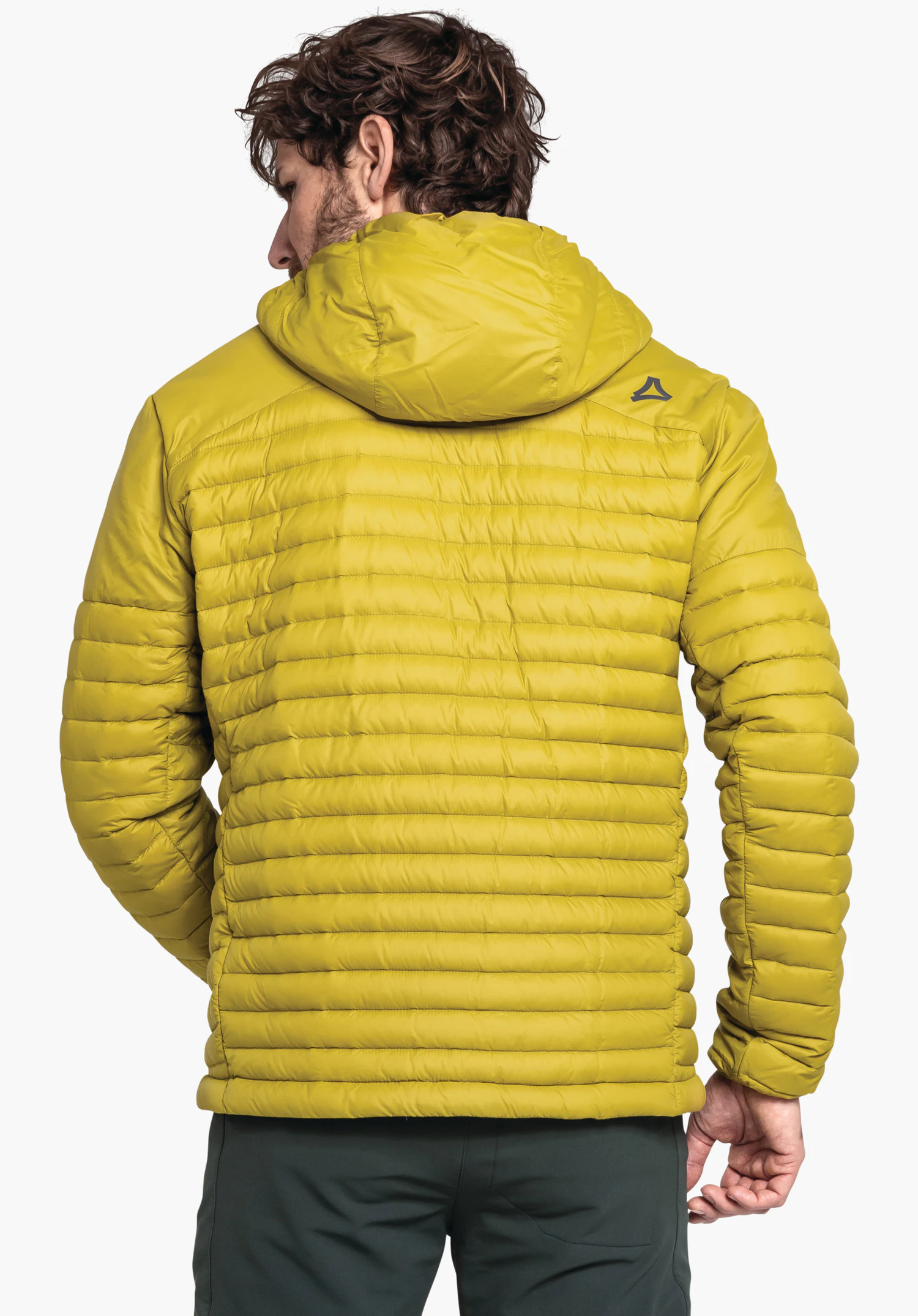 Down Jacket Style Cascata MNS veste matelassée jaune clair, portée par une personne, vue de dos avec capuche en place; logo Schöffel sur l’épaule droite; fond blanc calme.