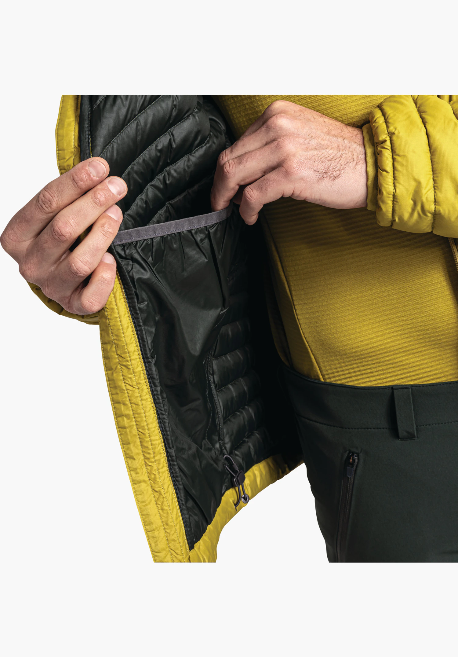 Down Jacket Style Cascata MNS montre la poche intérieure pratique et le cordon de serrage réglable à l'ourlet dans le design jaune, gros plan sur fond blanc.