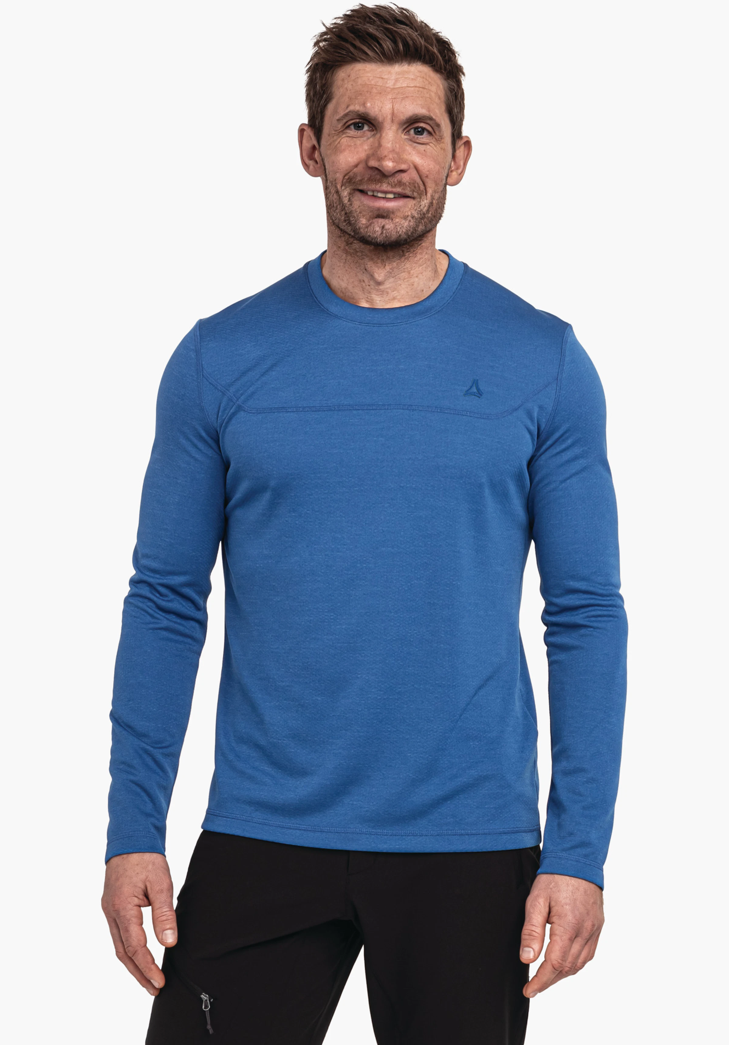 CIRC Longsleeve Style Smue MNS Dunkelblaues Langarmshirt trägt eine stehende männliche Person; Schöffel-Logo auf der Brust; schlichtes Design, sportive Passform vor hellem, neutralem Hintergrund.