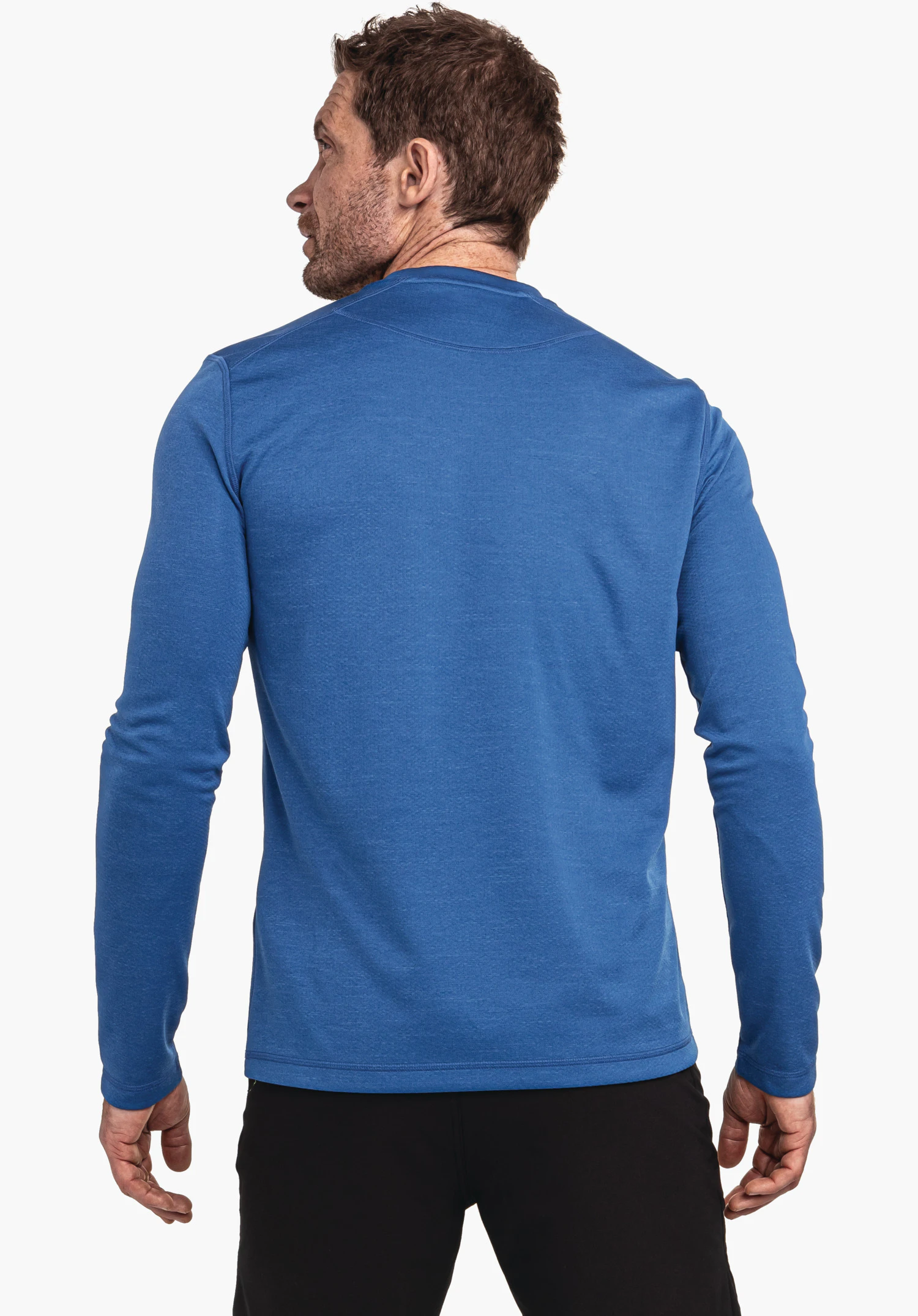 CIRC Longsleeve Style Smue MNS Blaues Langarmshirt: Mann trägt das dunkelblaue Langarmshirt, steht mit dem Rücken zur Kamera, Arme locker gesenkt; trägt schwarze Hosen; weißer Studiohintergrund.