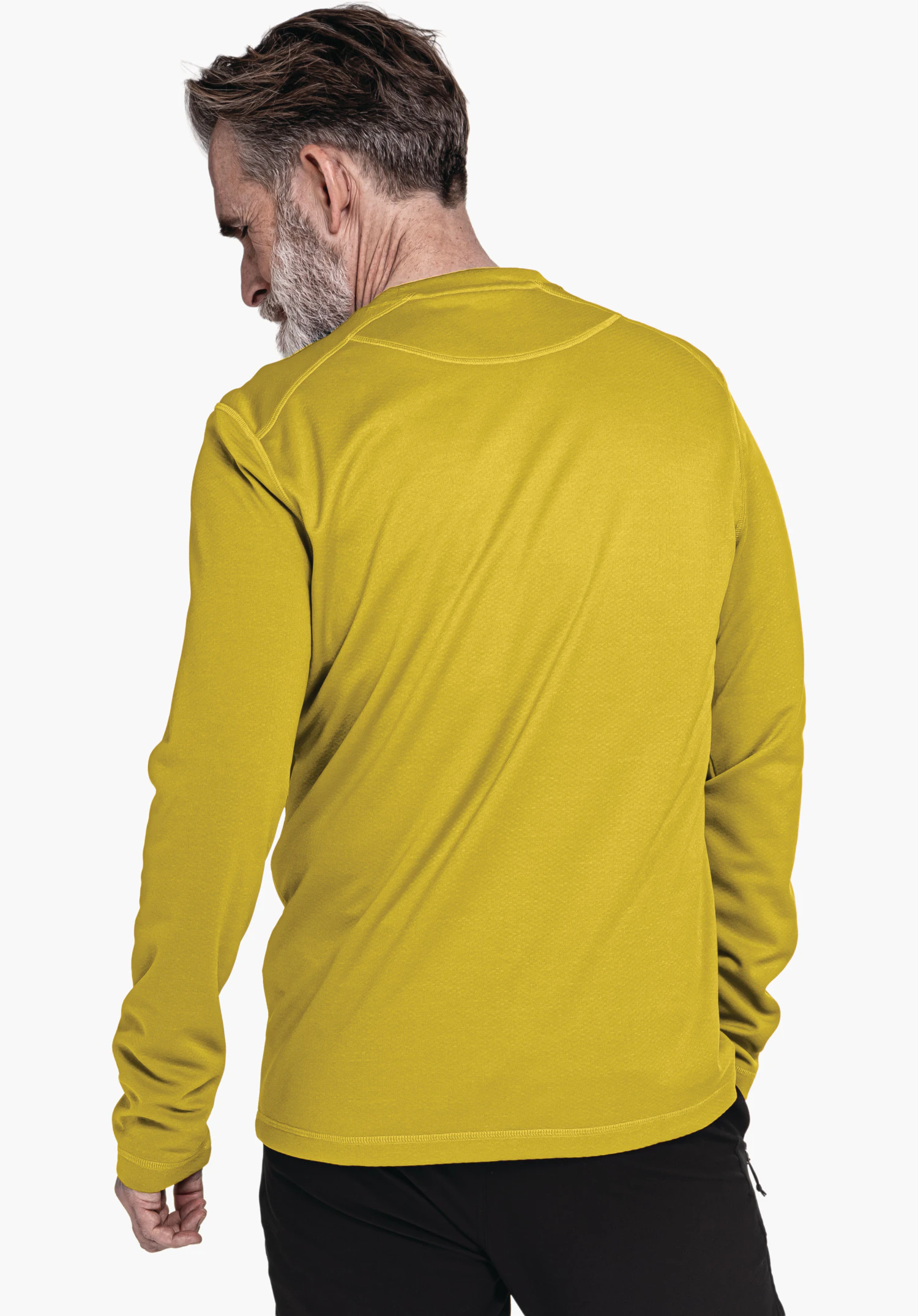 CIRC Longsleeve Style Smue MNS haut à manches longues jaune clair; un homme le porte, se tient dos à la caméra et regarde vers la gauche; fond blanc, pantalon noir visible.