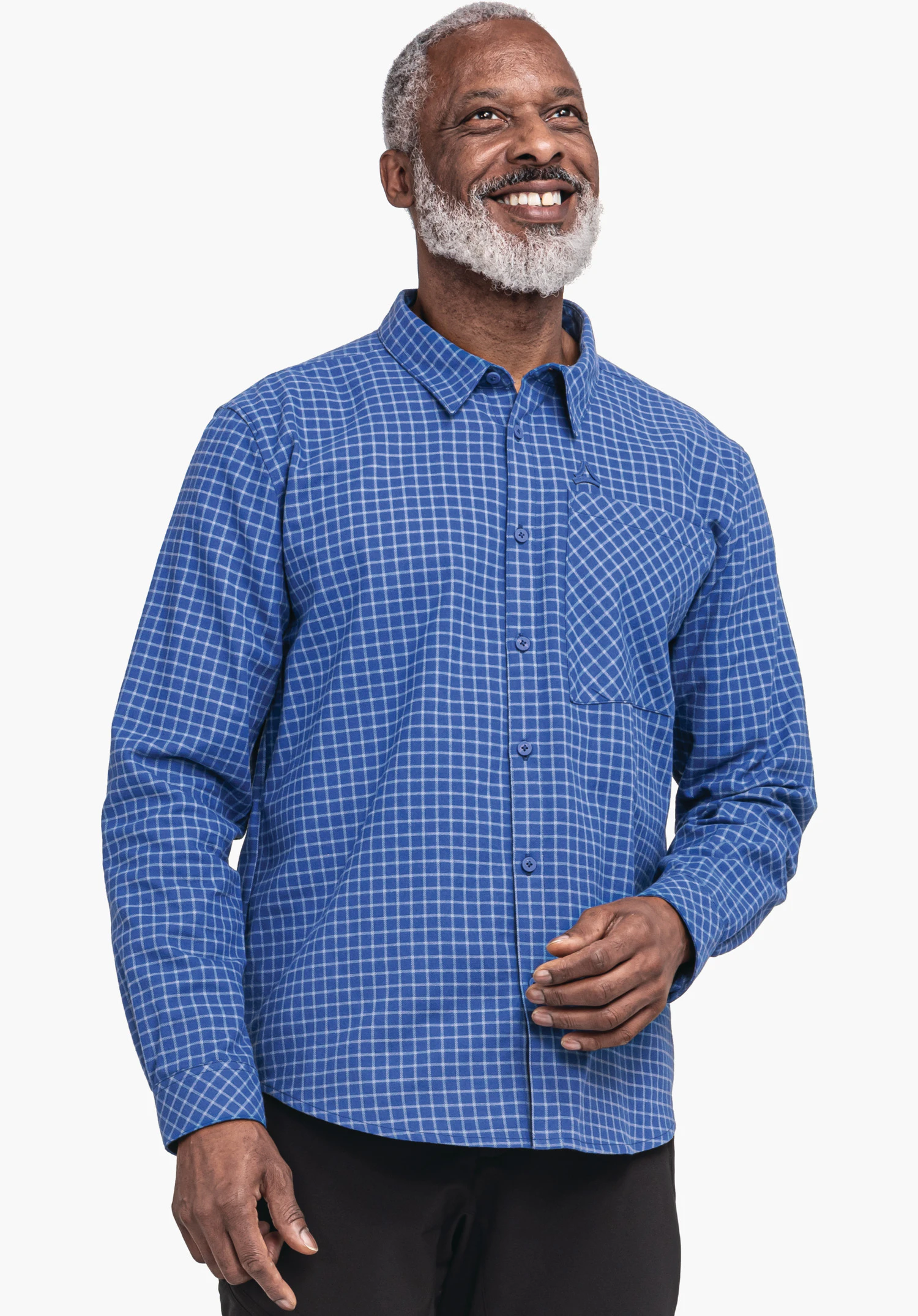 Shirt Style Boyoma MNS Dunkelblau kariertes Hemd; Mann trägt es, lächelt und schaut nach oben; Schöffel-Logo über Brusttasche; weißer Hintergrund.