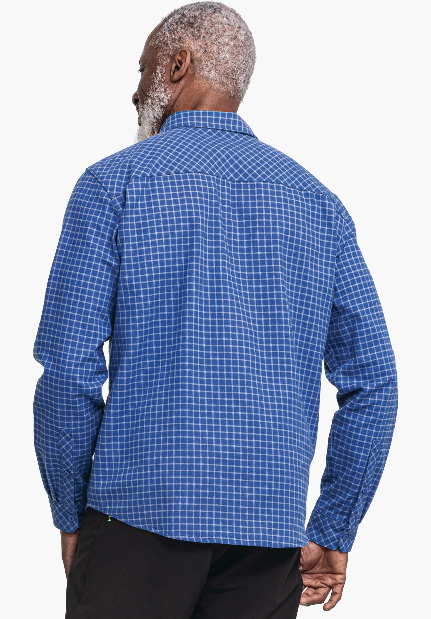 Shirt Style Boyoma MNS blau kariertes Hemd, Rückansicht; wird von einem älteren Mann mit grauweißem Haar getragen, er steht leicht seitlich vor weißem Hintergrund.