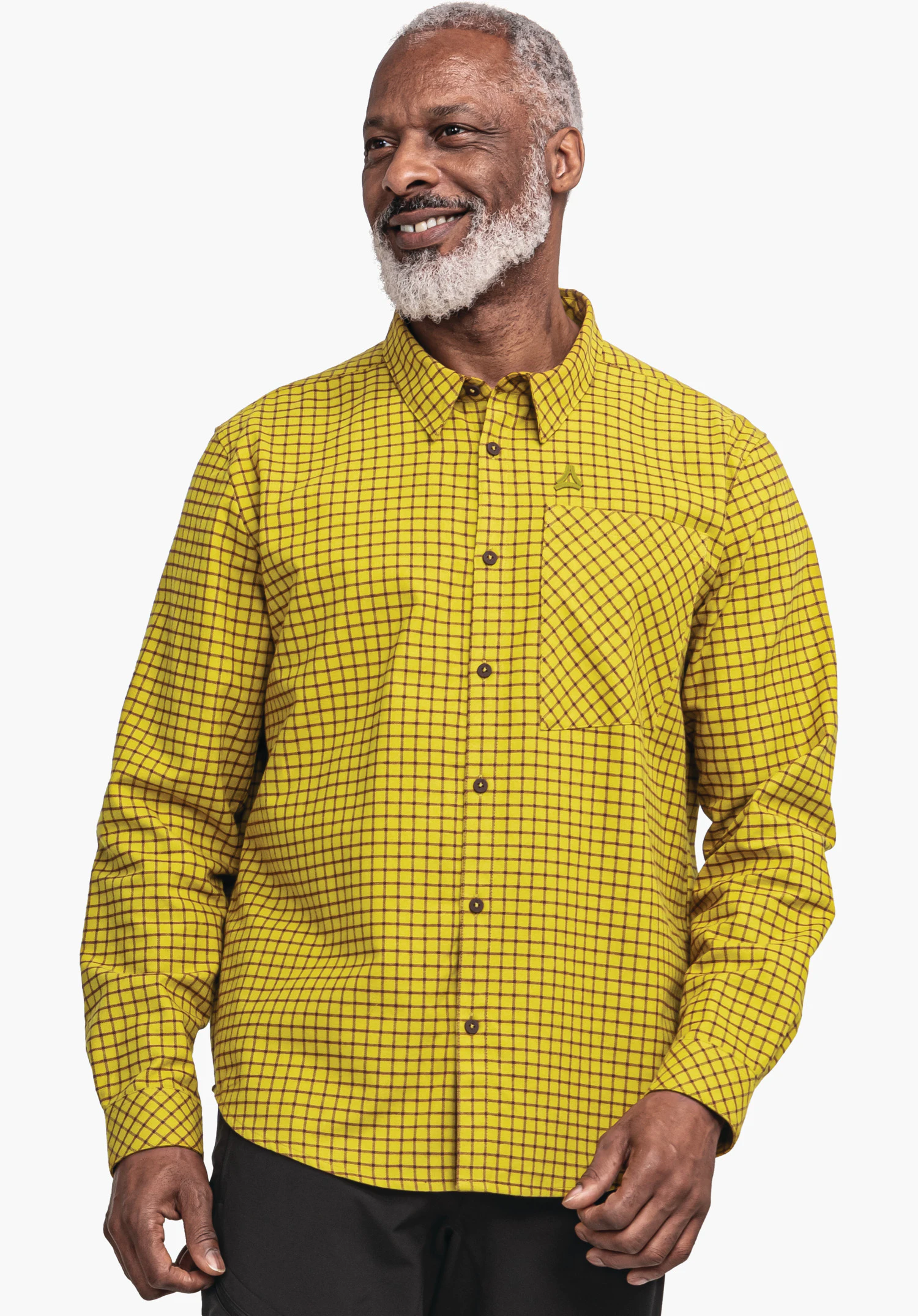 Shirt Style Boyoma MNS Hellgelbes kariertes Hemd, getragen von einem lächelnden Mann in stehender Pose; Schöffel-Logo auf Brusttasche; neutraler heller Hintergrund, schwarze Hose.