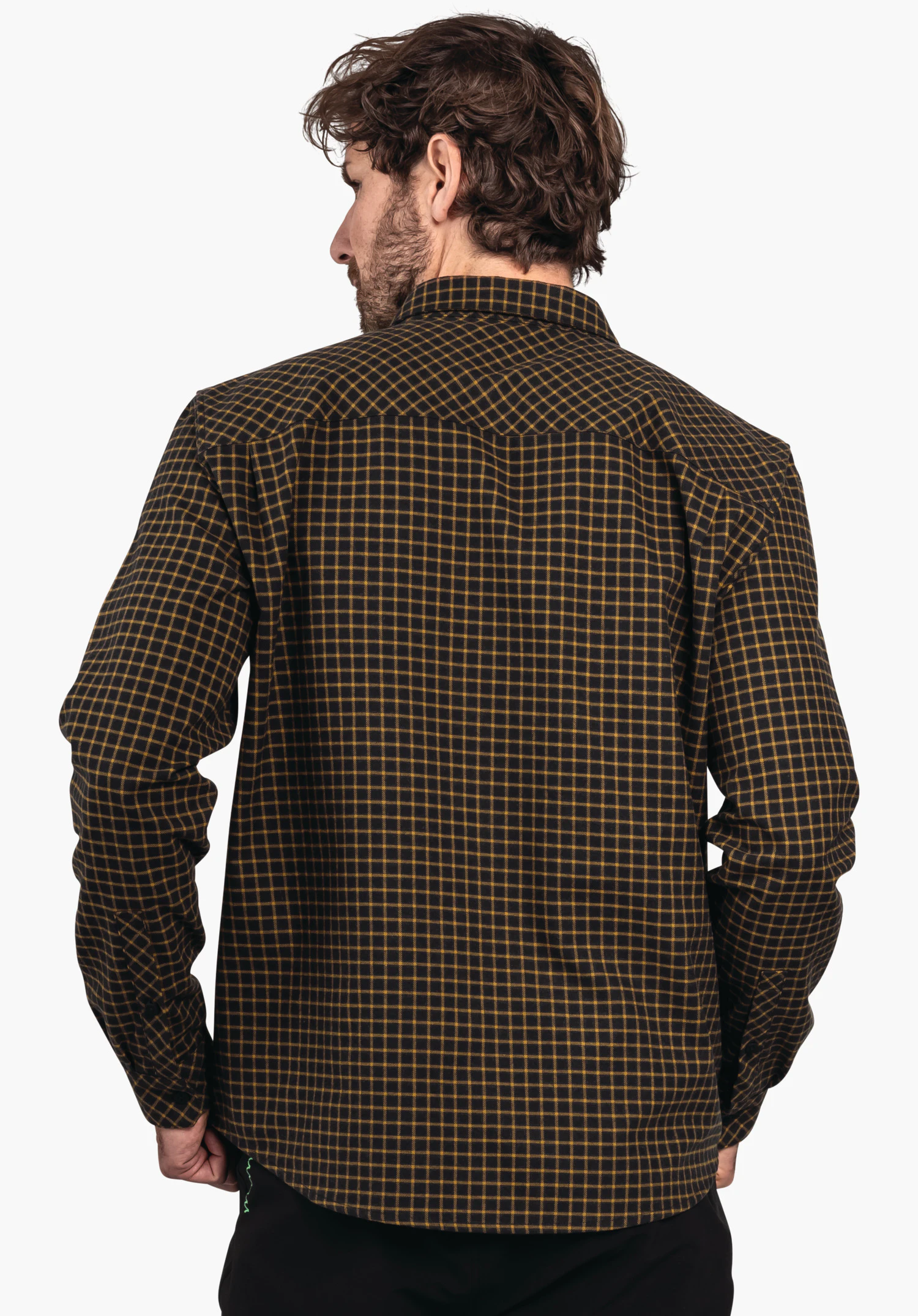 Shirt Style Boyoma MNS kariertes Hemd (schwarz mit gelbem Karo), getragen von einem Mann, der mit dem Rücken zur Kamera steht; weißer Hintergrund, Kragen und Rückenpartie sichtbar.