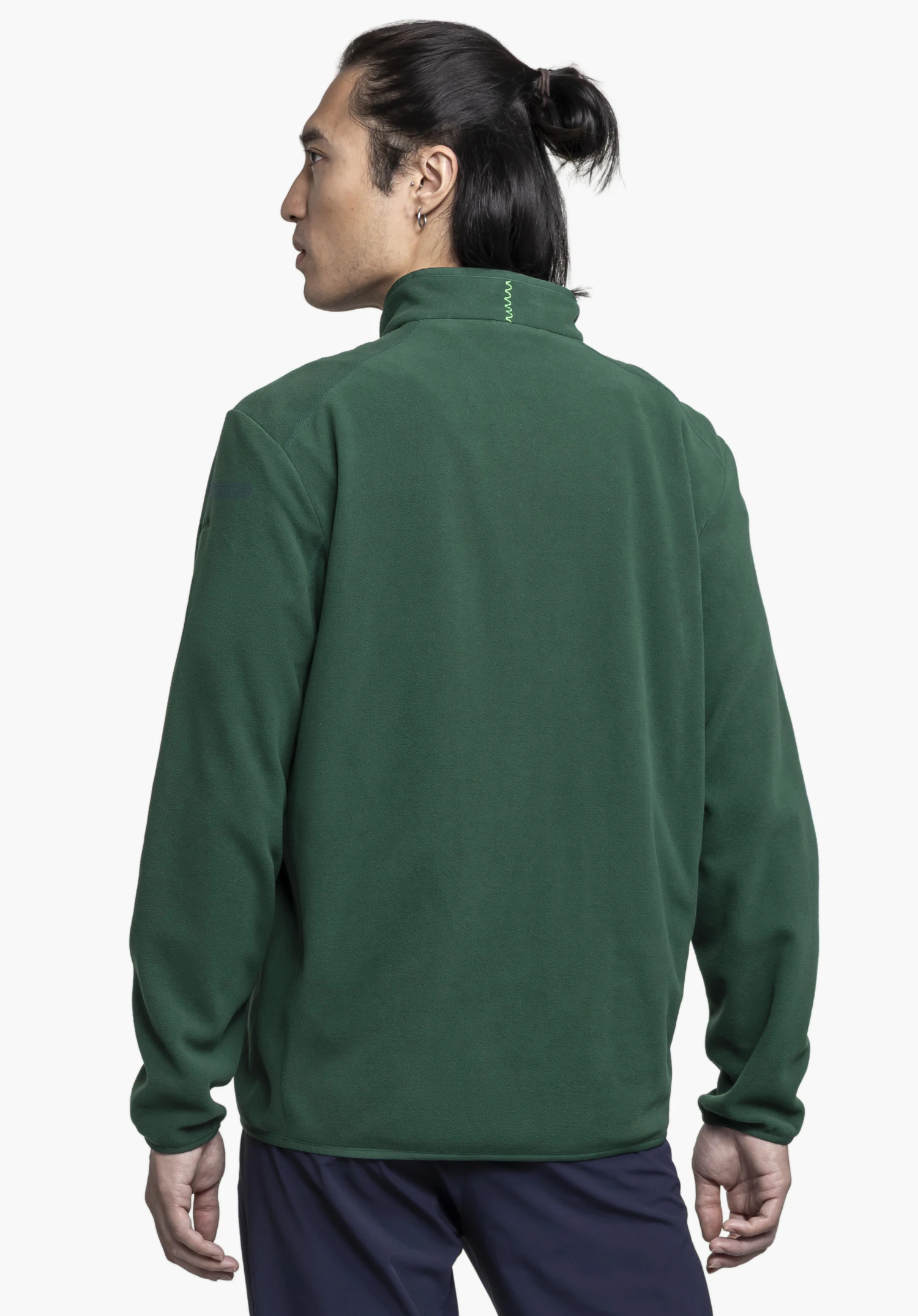Fleece Jk Style Ash MNS en vert est présenté de dos sur un mannequin sur un fond neutre, avec le logo Schöffel visible sur le haut du bras.
