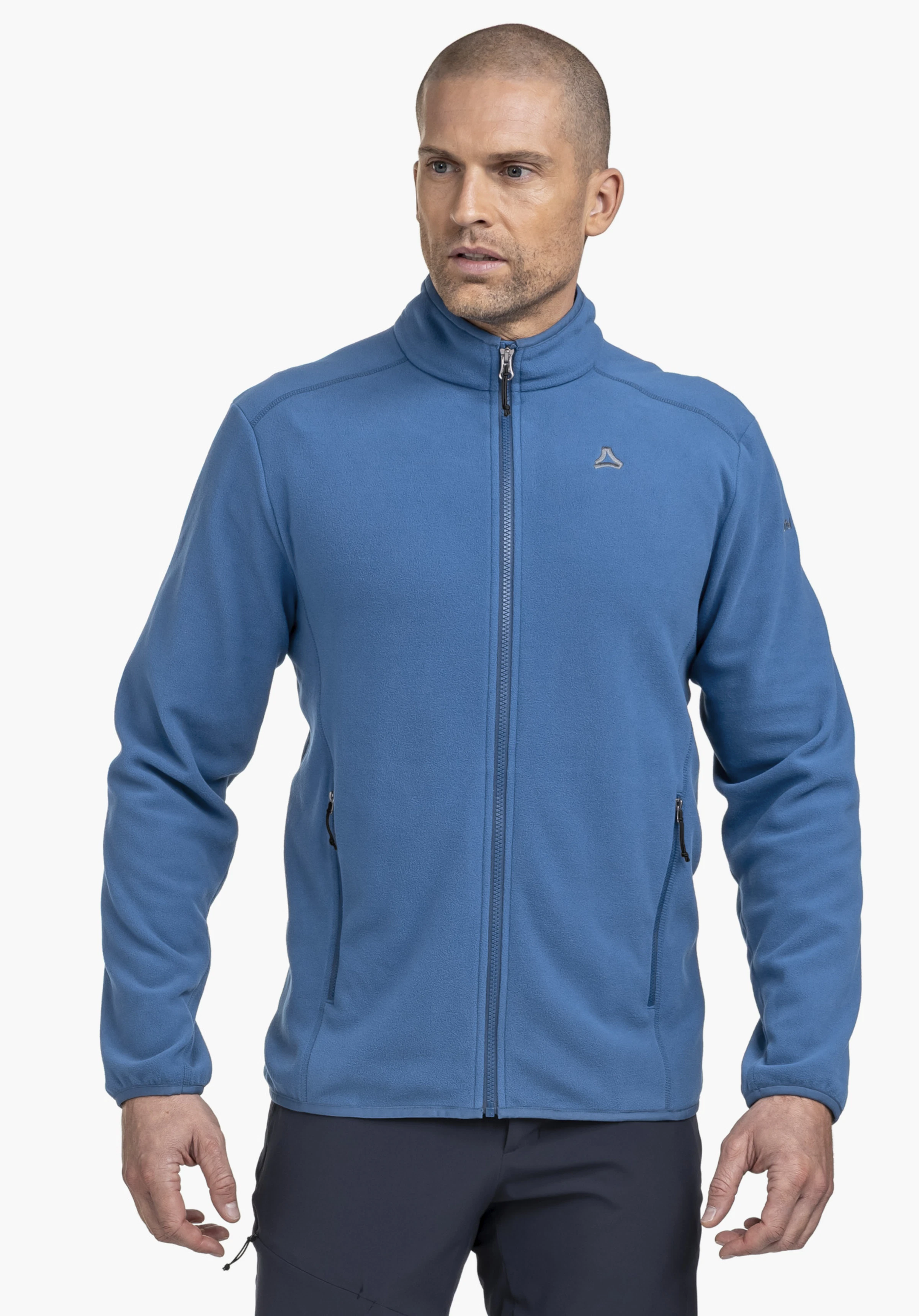 Fleece Jk Style Ash MNS in Blau, getragen von einem Model, das frontal steht. Man sieht die geschlossene Fleecejacke mit dem Schöffel-Logo auf der Brust vor einem neutralen Hintergrund.