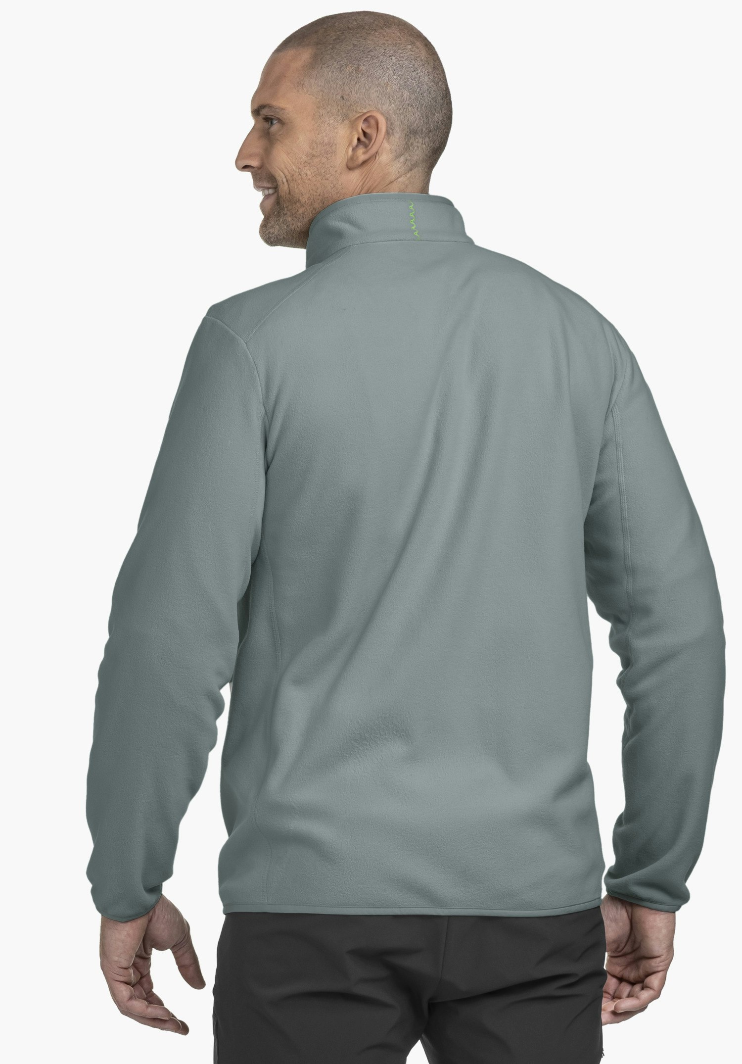 Fleece Jk Style Ash MNS in Grau, Rückenansicht an einem Model vor neutralem Hintergrund mit Schöffel-Logo am Kragen.