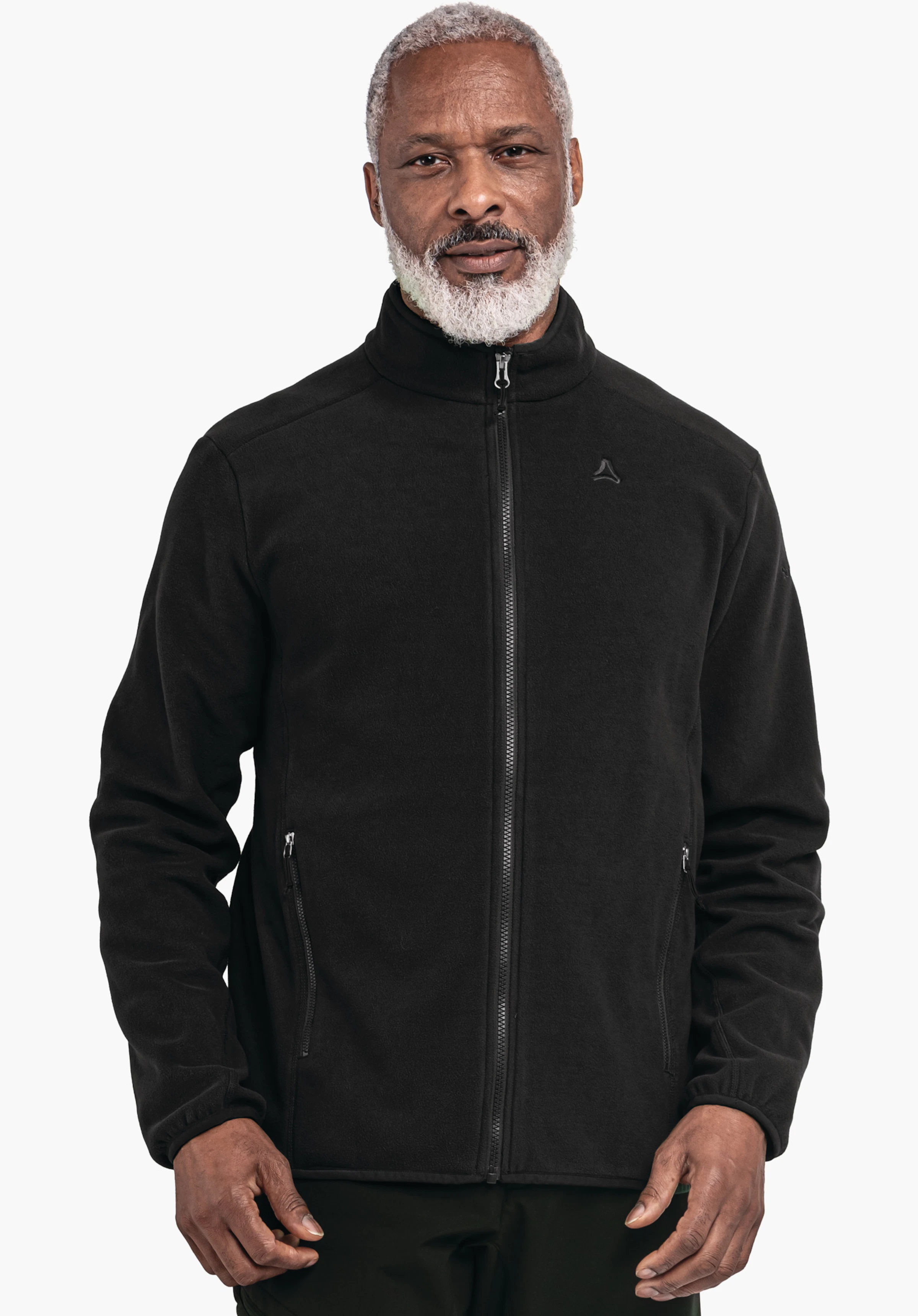 Fleece Jk Style Ash MNS veste polaire noire, portée par un homme debout aux cheveux blancs et à la barbe blanche; logo Schöffel sur la poitrine; fond blanc.