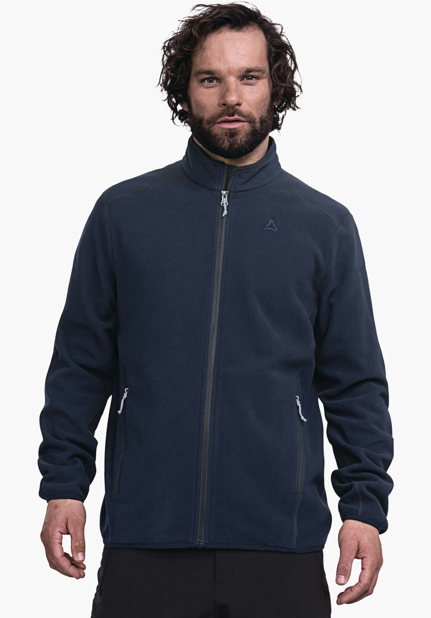 Fleece Jk Style Ash MNS Dunkel blaue Fleecejacke mit Schöffel-Logo. Mann trägt sie, steht frontal, Reißverschluss geschlossen, Hände locker seitlich in Reißverschlusstaschen; weißer Hintergrund.