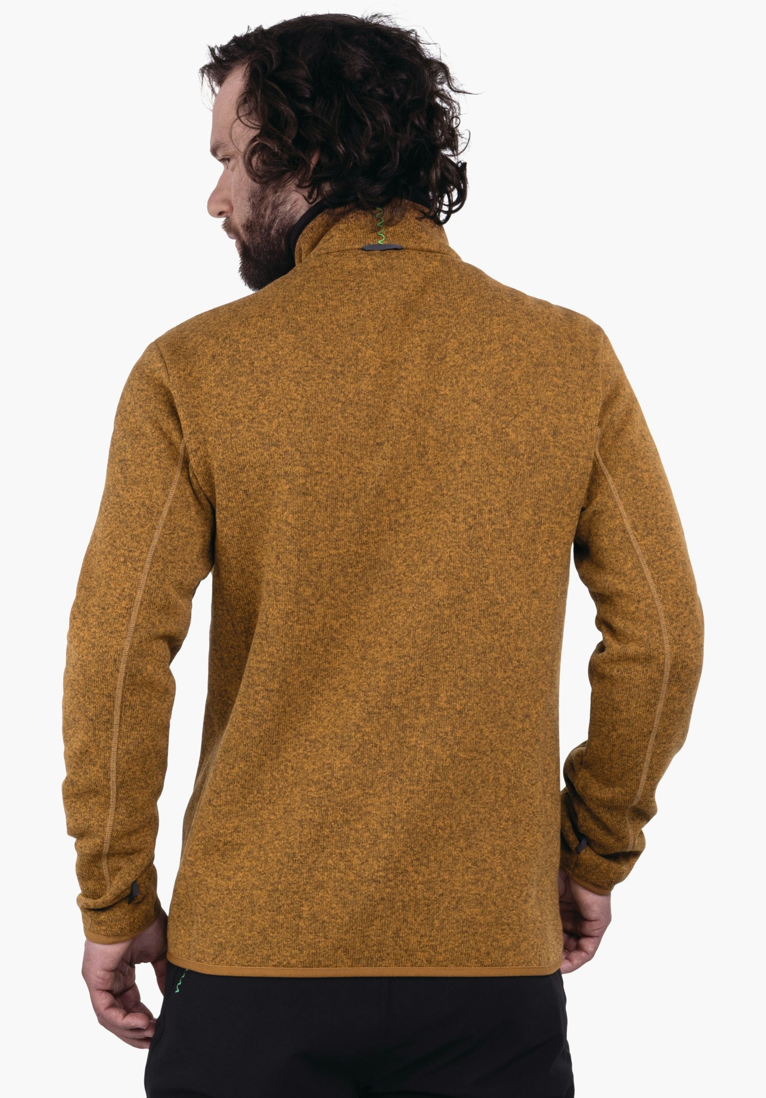 CIRC Fleece Jk Style Yew MNS dunkel gelbe Fleecejacke: Mann trägt sie, steht mit dem Rücken zur Kamera und blickt nach links; weißer Hintergrund; Schöffel-Logo am Kragen.