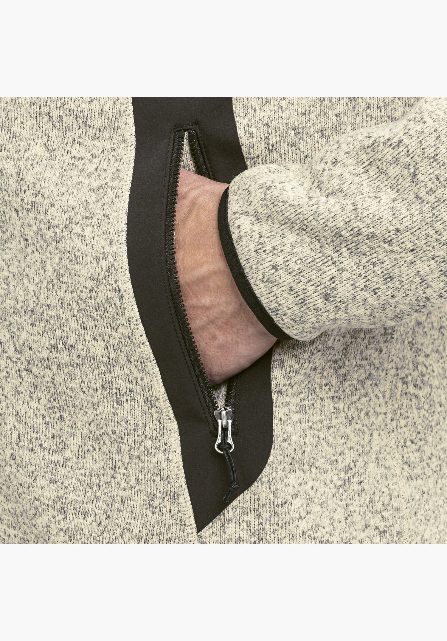 CIRC Fleece Jk Style Yew MNS in beige featuring a close-up of the contrasting zipped chest pocket with a hand inserted inside against a neutral background.