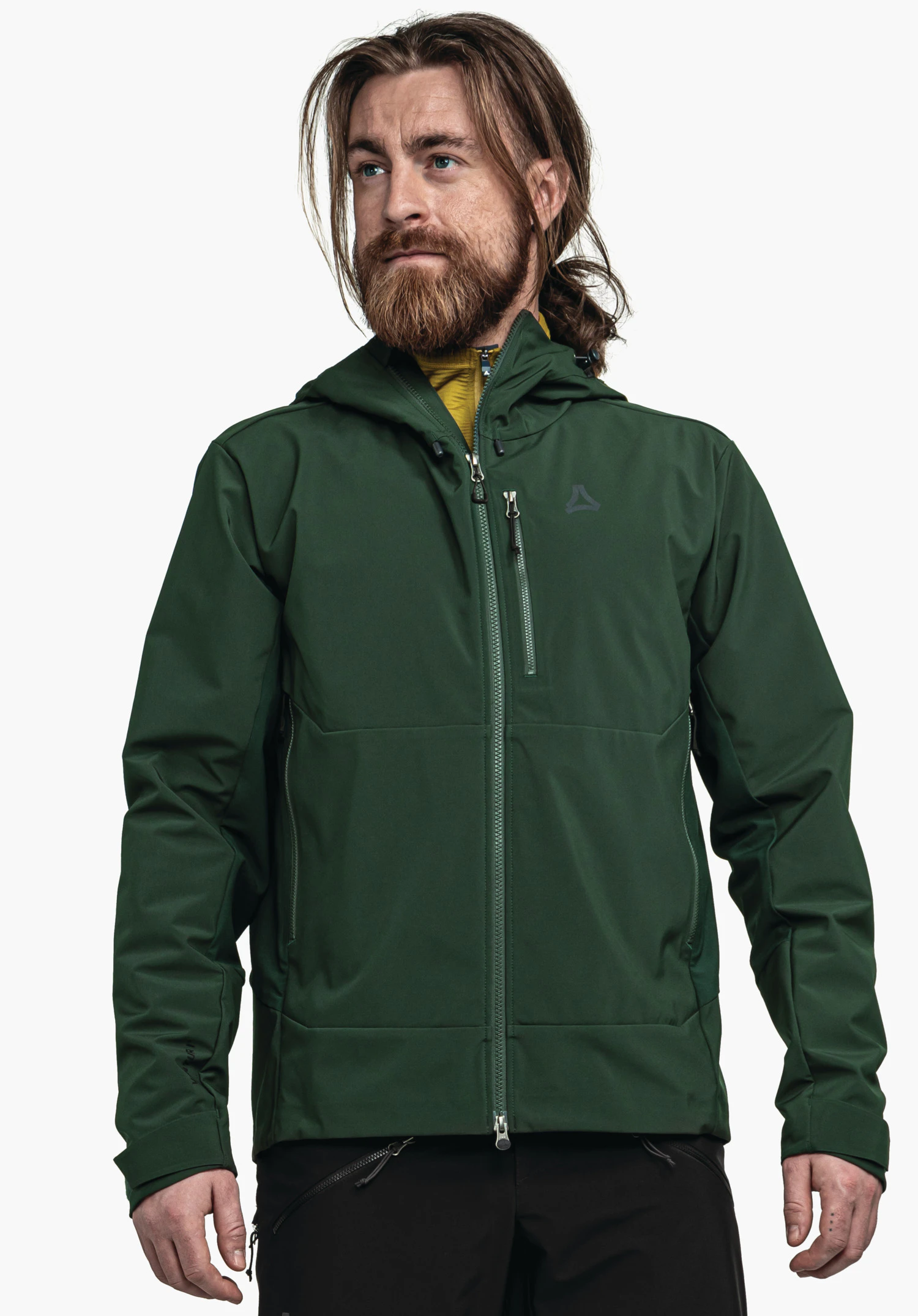 Softshell Jk Style Milagle MNS dunkelgrüne Outdoorjacke, von einem Mann getragen, frontaler Reißverschluss und Brusttasche, Schöffel-Logo auf der Brust, gelbe Innenlage sichtbar, vor weißem Hintergrund.