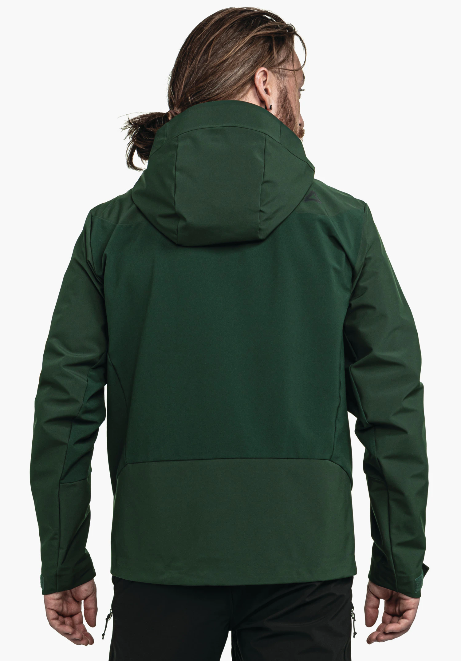Softshell Jk Style Milagle MNS Dunkelgrüne Outdoor-Jacke, von einem Mann von hinten getragen; Kapuze aufrecht, Schöffel-Logo auf rechter Schulter sichtbar; neutraler weißer Studiohintergrund.