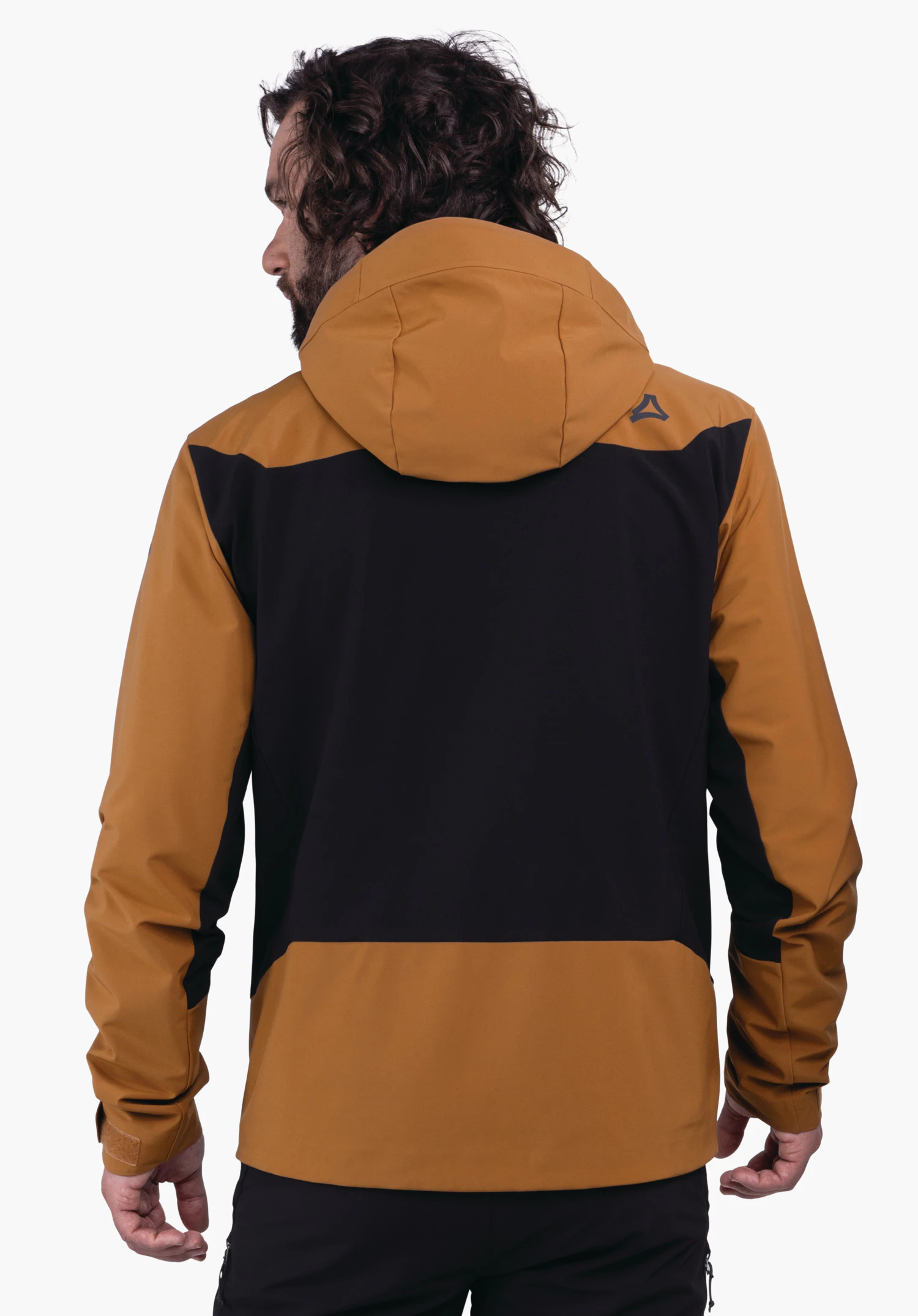 Softshell Jk Style Milagle MNS dunkel orange-schwarze Outdoorjacke, wird von einer Person getragen (Rückenansicht); rechts oben Schöffel-Logo sichtbar; hell neutraler Hintergrund, leicht lockiges dunkles Haar.