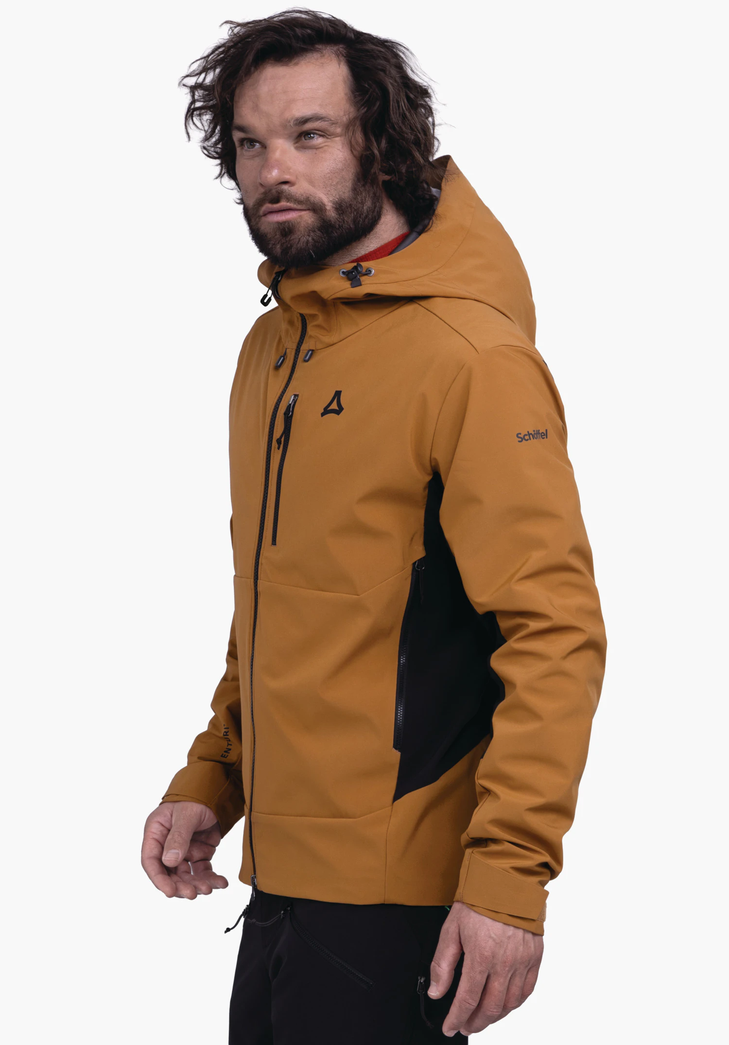 Softshell Jk Style Milagle MNS dunkelgelbe Jacke, getragen von bärtigem Mann, der leicht nach links oben blickt; Kontext: weißer Hintergrund, schwarzer Seiteneinsatz; Schöffel-Logo auf Brust; Text auf Ärmel: "Schöffel".