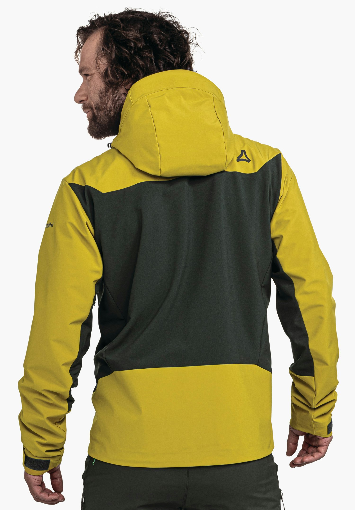 Softshell Jk Style Milagle MNS Gelbe und dunkelgrüne Softshelljacke, von einer Person von hinten getragen; Kapuze hochgezogen, Arme entspannt. Schöffel-Logo auf oberem Rücken. Text: "Schöffel". Weißer Hintergrund.