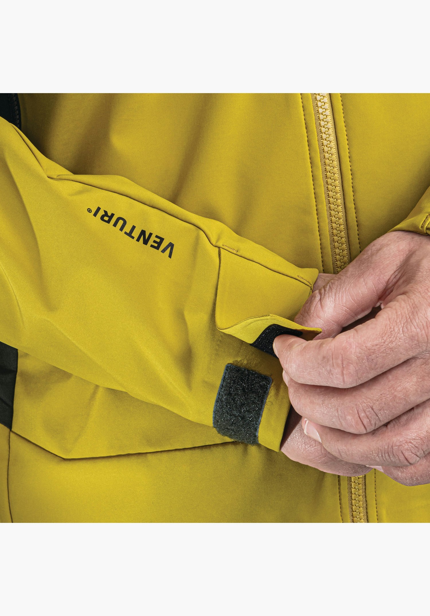 Softshell Jk Style Milagle MNS, Detailansicht des verstellbaren Ärmelbündchens mit Klettverschluss in Gelb und Venturi-Schriftzug, Nahaufnahme vor weißem/neutralem Hintergrund.