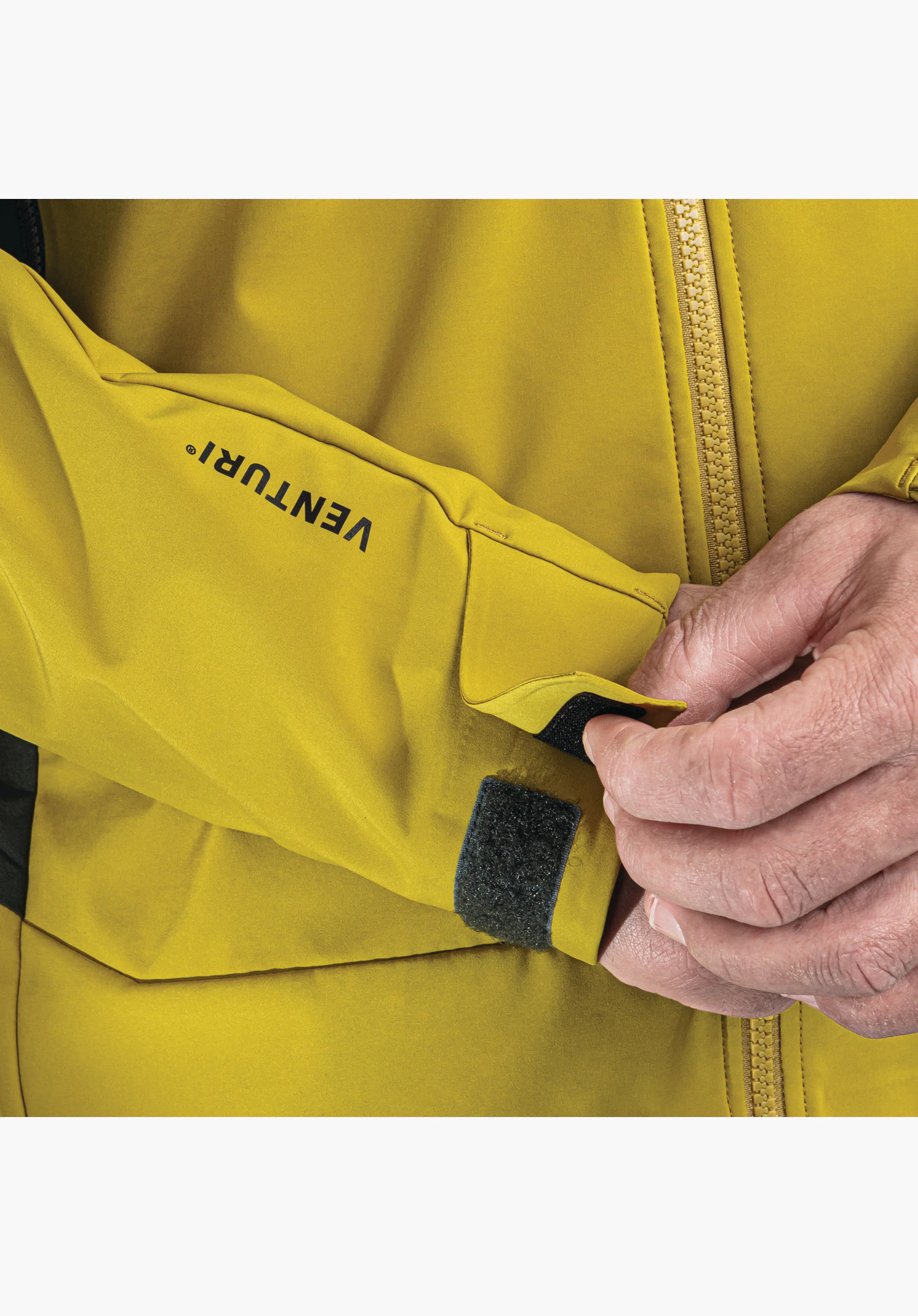 Softshell Jk Style Milagle MNS, detail van de verstelbare mouwmanchet met klittenbandsluiting in geel en Venturi-opschrift, close-up voor een witte/neutrale achtergrond.