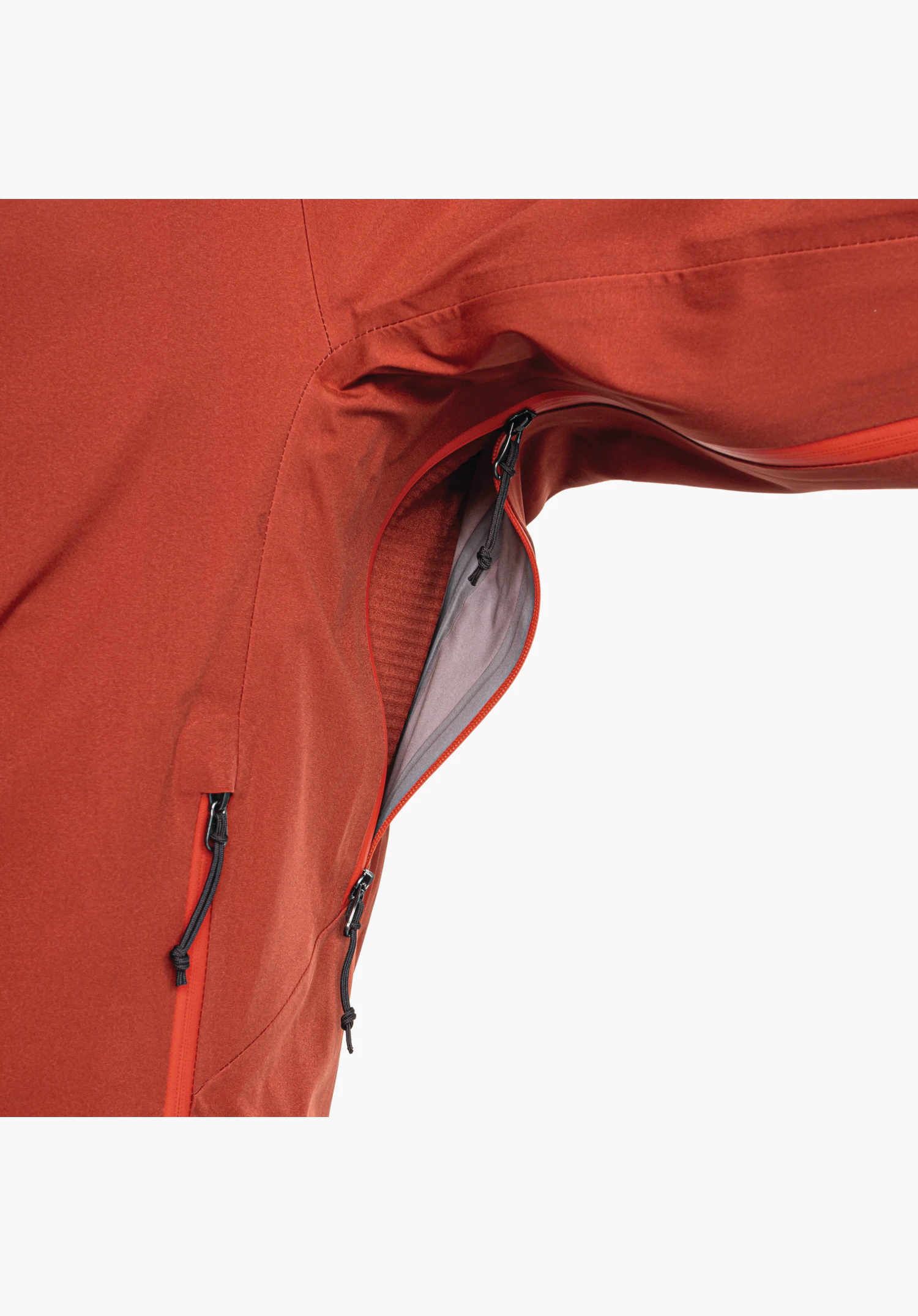 Jacket Style Milagle MNS zeigt den geöffneten Belüftungsreißverschluss unter dem Arm im roten Funktionsstoff. Nahaufnahme vor weißem Hintergrund.