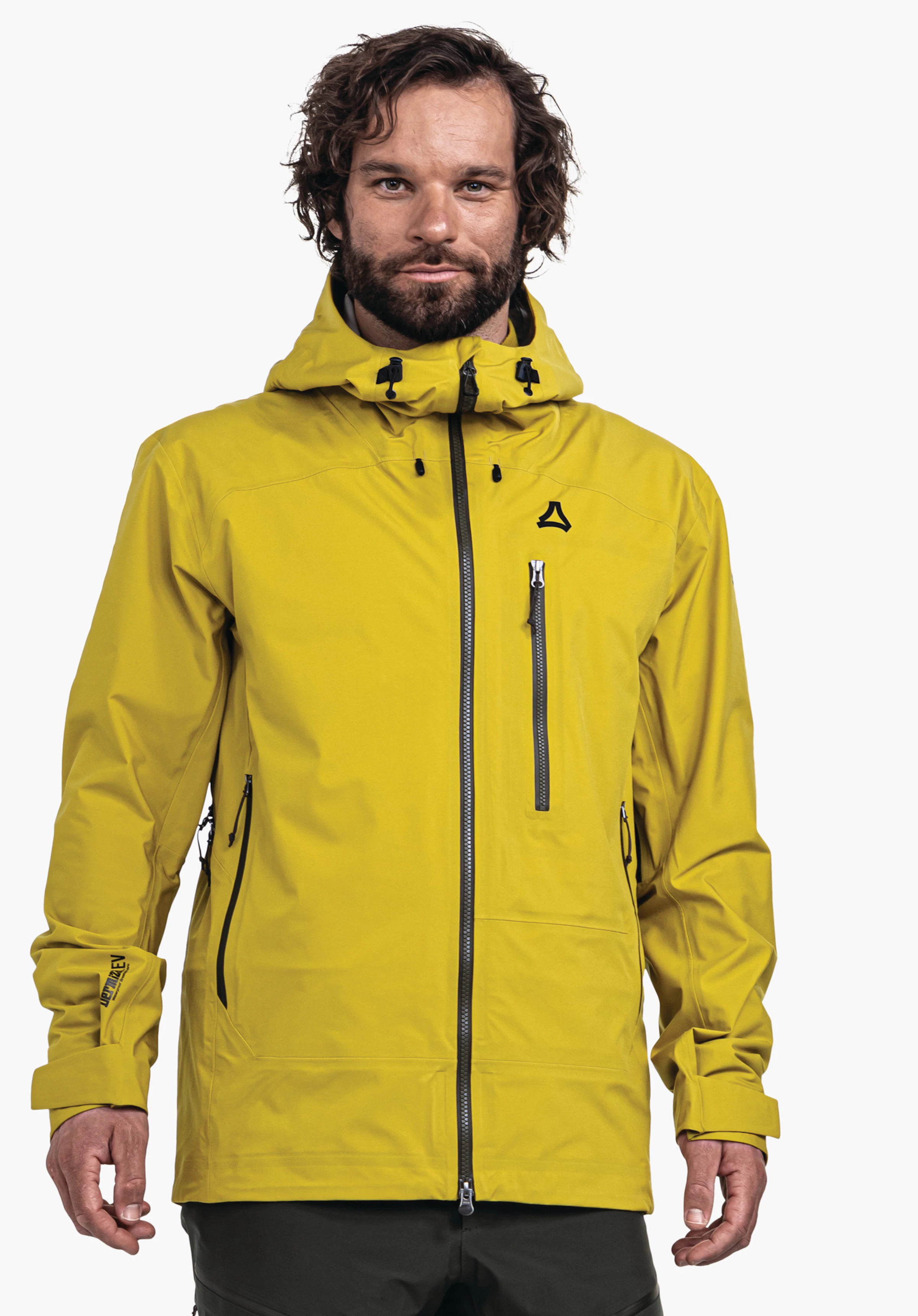 Jacket Style Milagle MNS Mann trägt hellgelbe Jacke mit Kapuze und schwarzen Reißverschlüssen, Schöffel-Logo auf der Brust; er steht frontal, Blick zur Kamera, neutraler weißer Hintergrund.