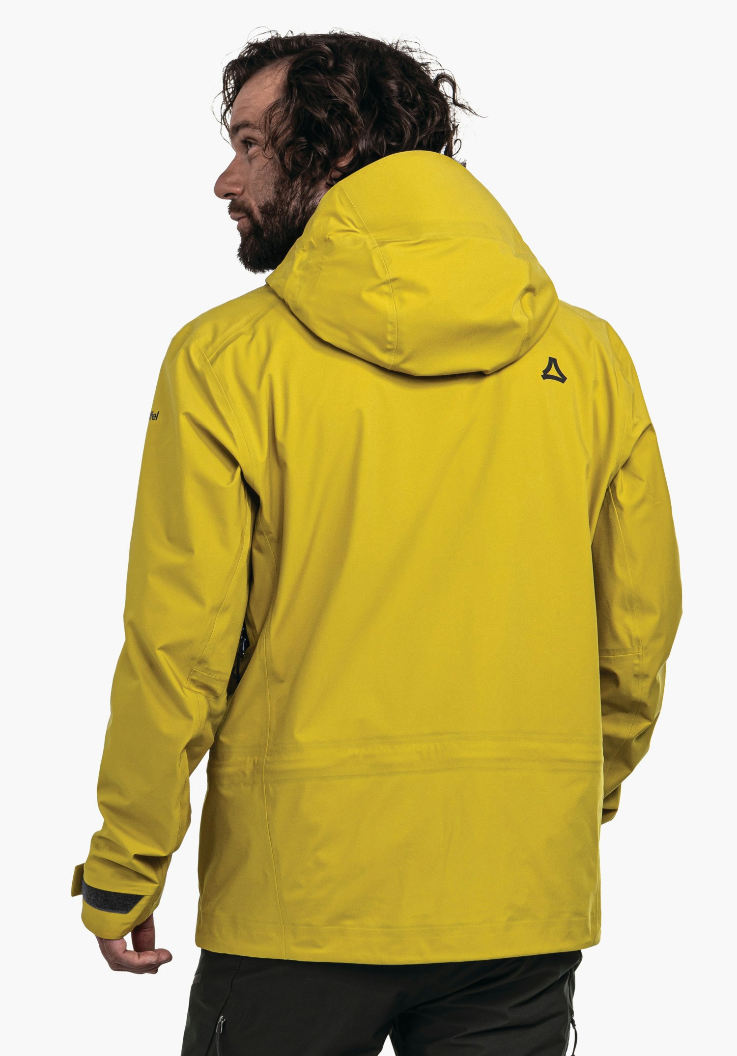 Jacket Style Milagle MNS hellgelbe Outdoorjacke, getragen, Rückenansicht mit Kapuze; Schöffel-Logo auf oberem Rücken; männliche Person blickt seitlich, weißer Hintergrund.