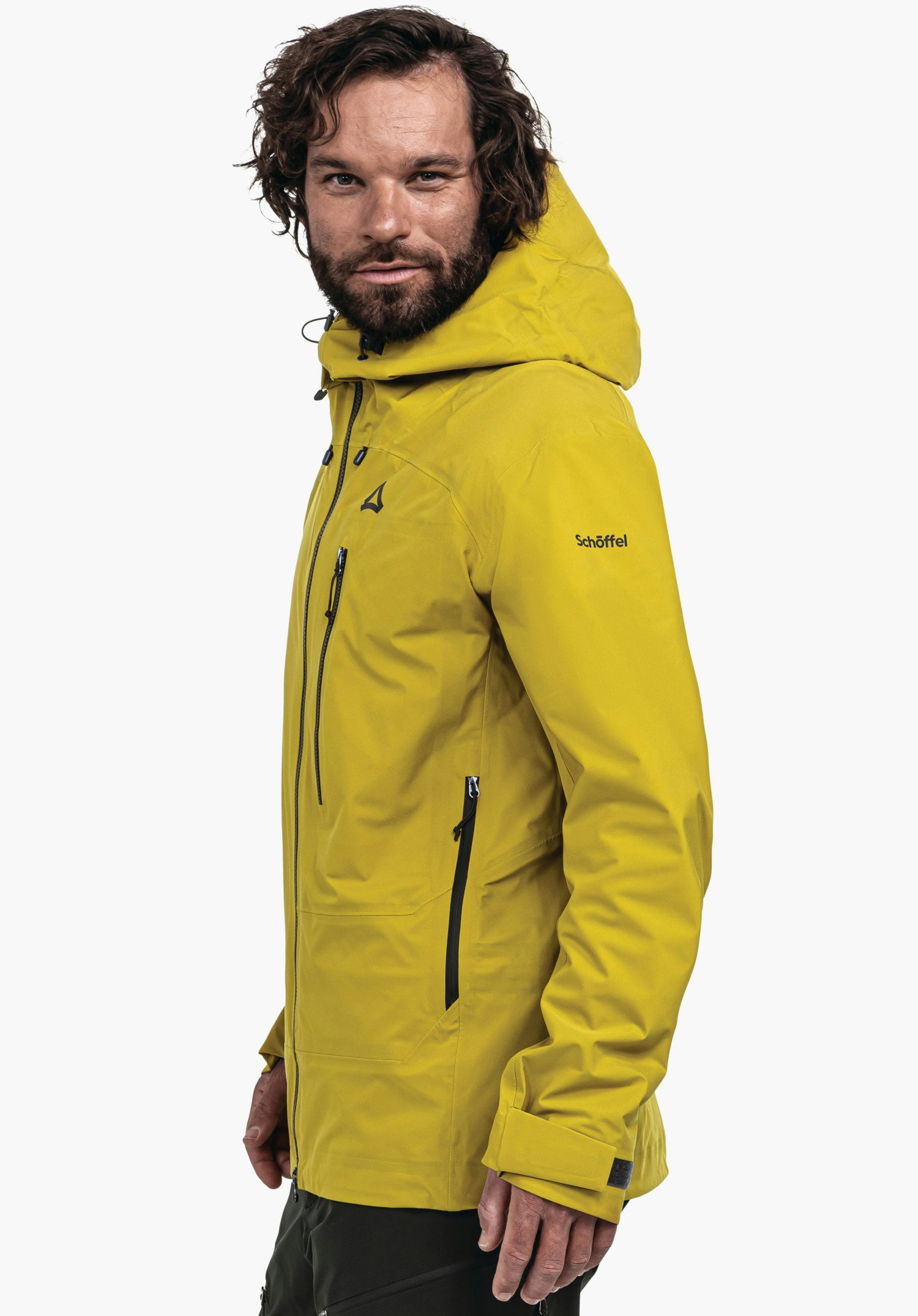 Jacket Style Milagle MNS hellgelbe Kapuzenjacke wird von einem stehenden Mann getragen; Schöffel-Logo auf der Brust; Schriftzug "Schöffel" am Ärmel; neutraler weißer Hintergrund.