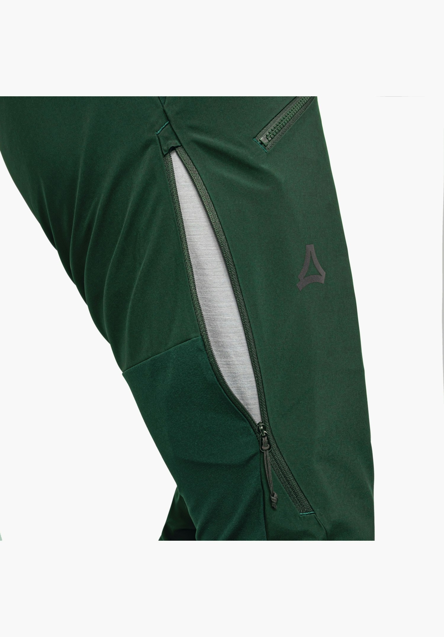 Softshell Pt Style Milagle MNS. Zip de ventilation ouvert sur la cuisse verte avec doublure claire visible et logo Schöffel. Gros plan sur fond blanc.