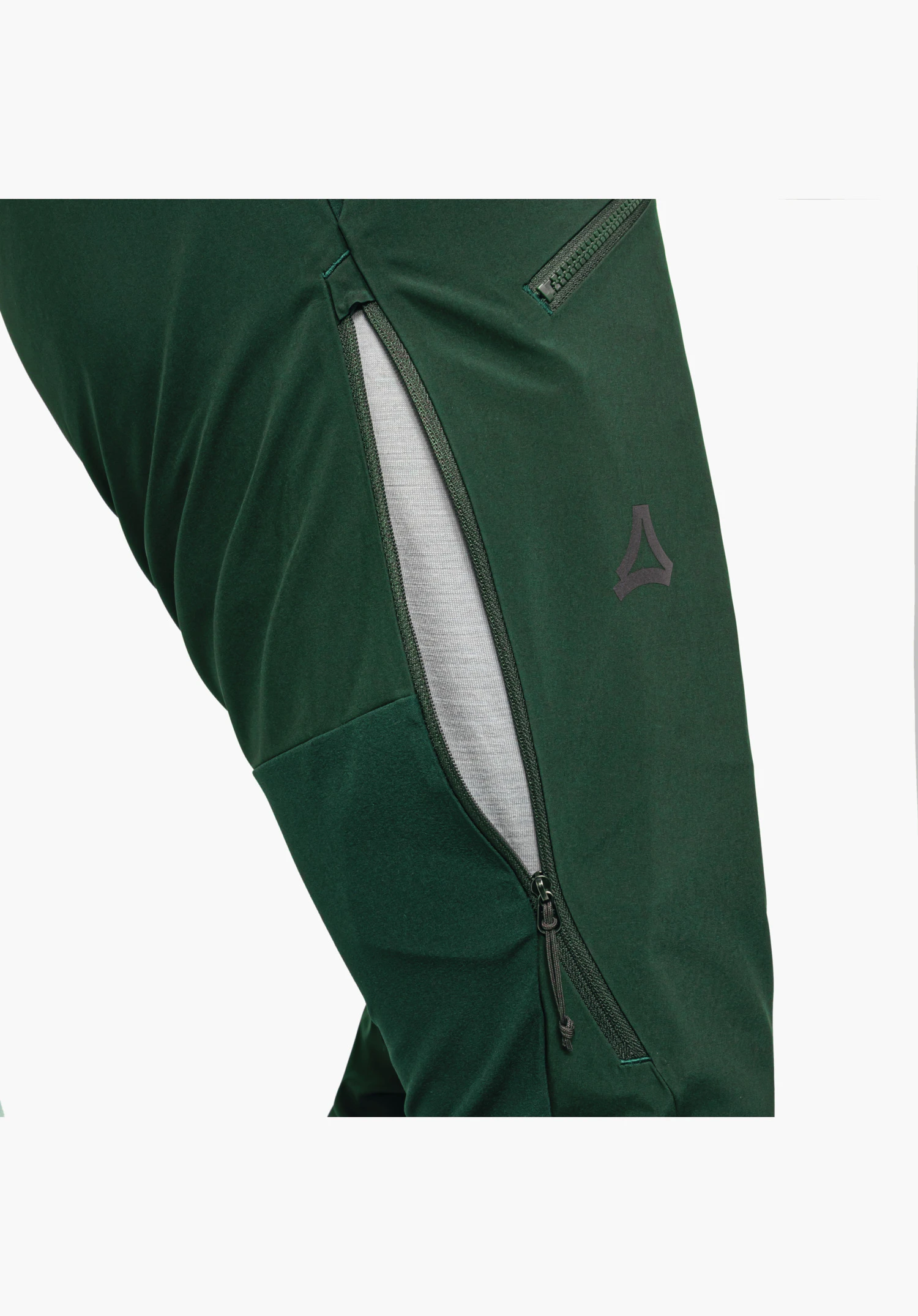 Softshell Pt Style Milagle MNS. Zip de ventilation ouvert sur la cuisse verte avec doublure claire visible et logo Schöffel. Gros plan sur fond blanc.