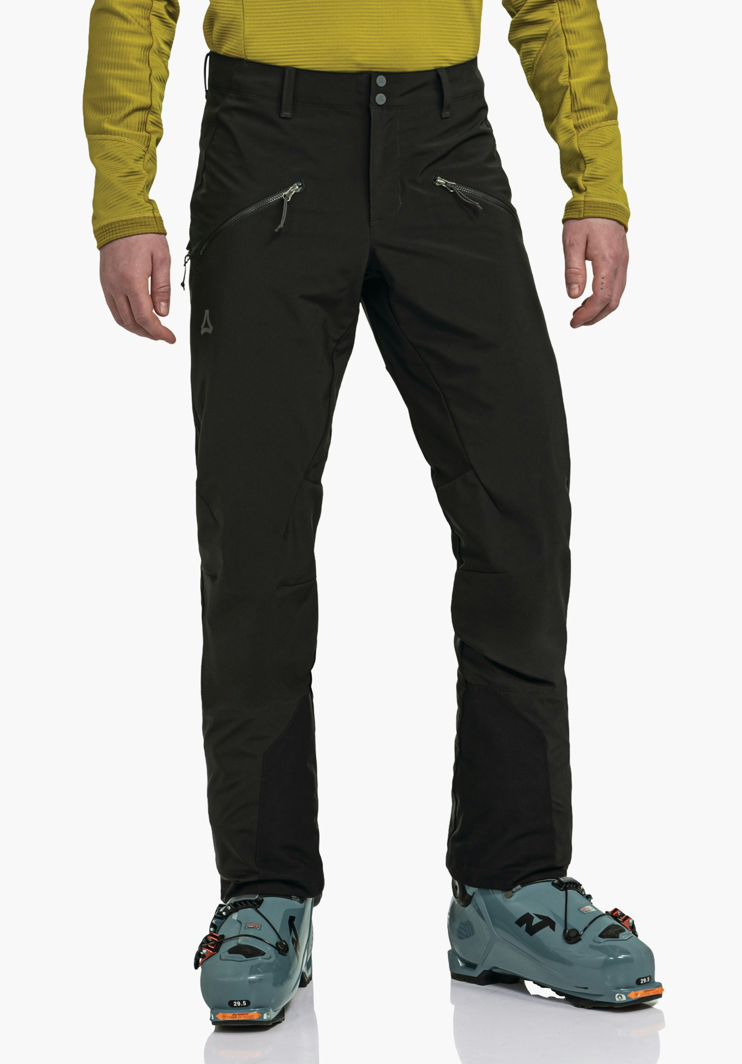 Softshell Pt Style Milagle MNS Schwarze Hose, von Person getragen, steht vor weißem Hintergrund; vordere Reißverschlusstaschen, Schöffel-Logo am linken Oberschenkel, hellgelbes Oberteil, blaue Skischuhe; Text: "29.5".