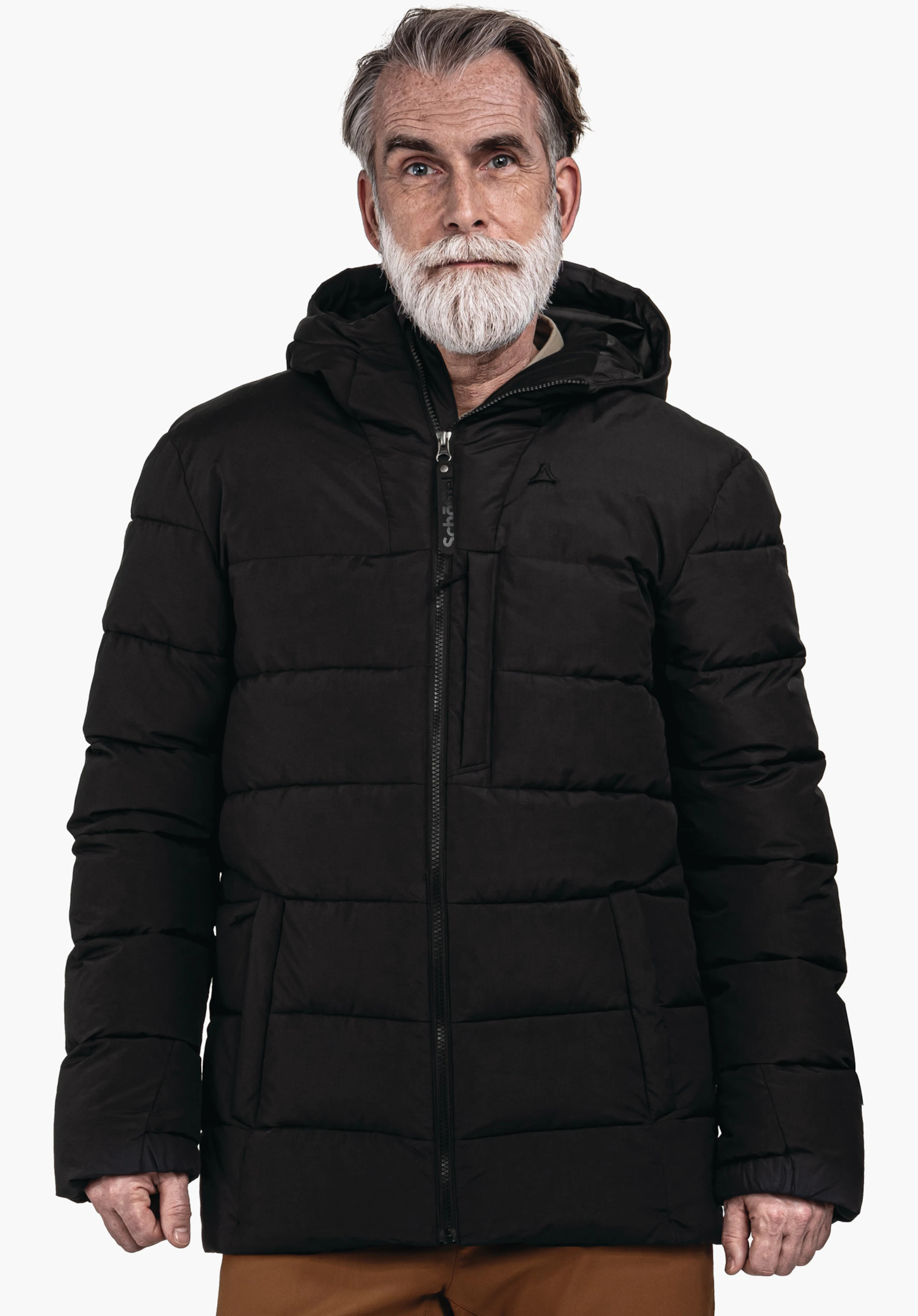 Ins Jacket Style Boslix MNS schwarz Steppjacke, wird getragen von einem älteren Mann; steht vor weißem Hintergrund; Schöffel-Logo auf der Brust. Reißverschlussanhänger: "Schöffel".