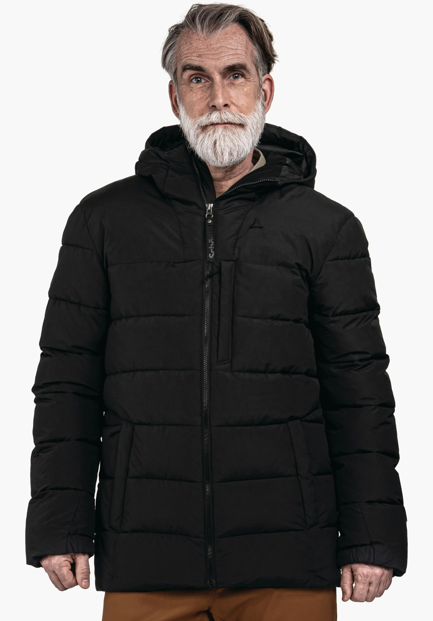 Ins Jacket Style Boslix MNS schwarz Steppjacke, wird getragen von einem älteren Mann; steht vor weißem Hintergrund; Schöffel-Logo auf der Brust. Reißverschlussanhänger: "Schöffel".