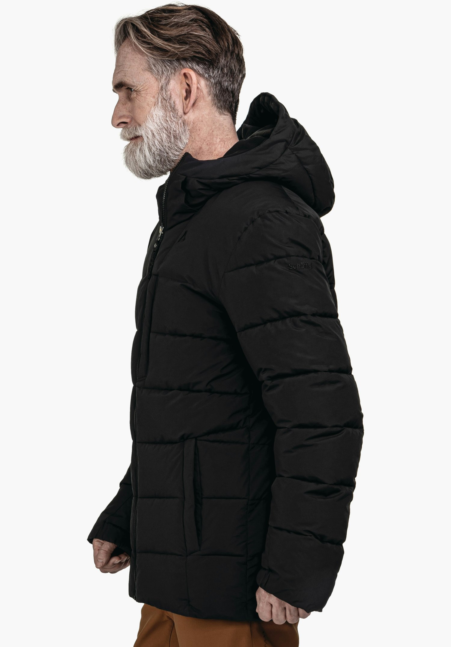 Ins Jacket Style Boslix MNS schwarze Steppjacke, getragen von einem Mann im Profil, Kapuze auf, steht seitlich vor weißem Hintergrund. Text auf Ärmel: "Schöffel".