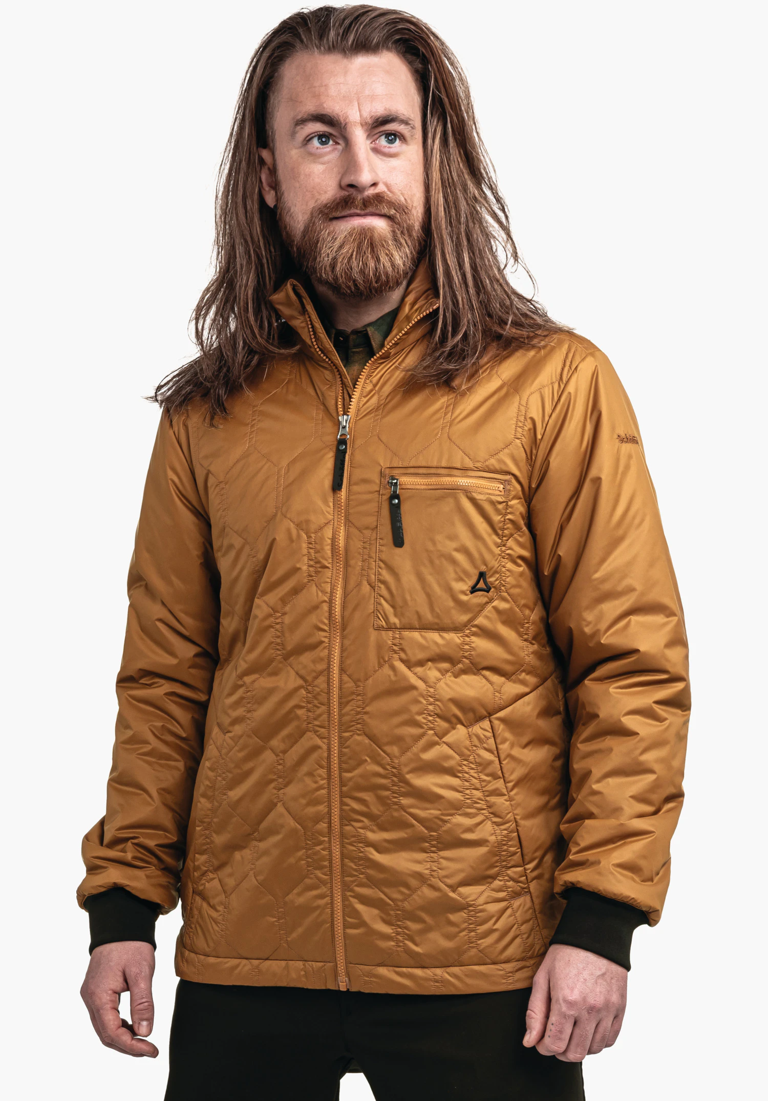 Ins Jacket Style Malkay MNS dunkel orange gesteppte Jacke, wird von einem stehenden Mann getragen; Schöffel-Logo schwarz auf Brusttasche; weißer Studiohintergrund.