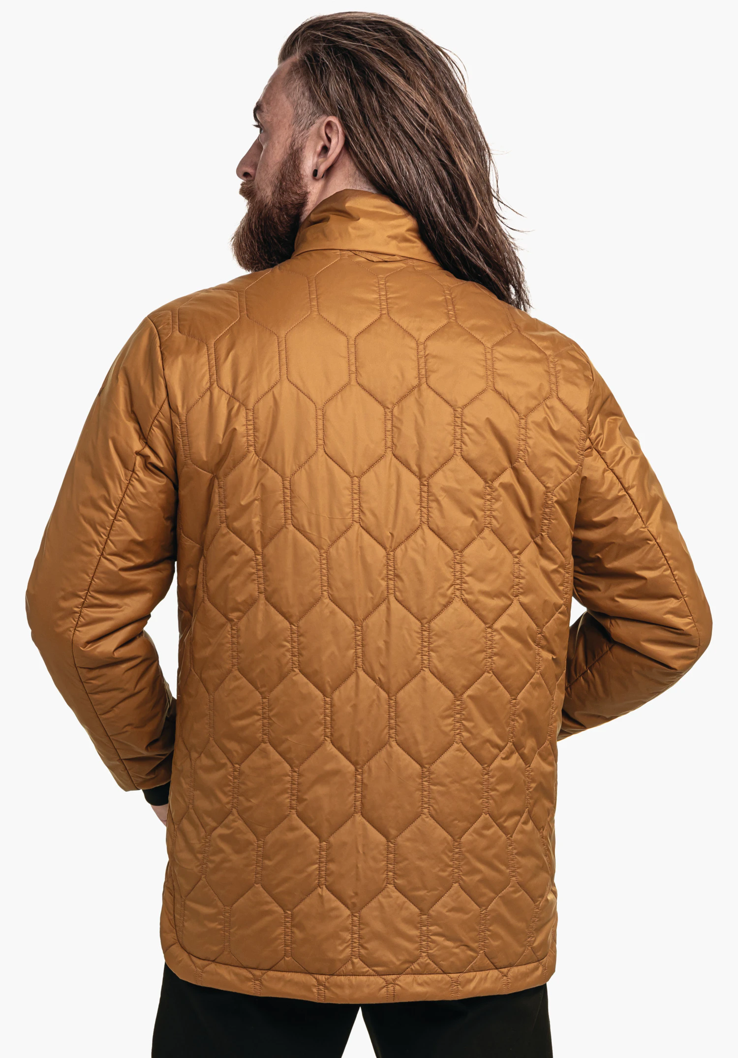 Ins Jacket Style Malkay MNS dunkelorange gesteppte Jacke, Rückansicht an einer Person mit langen Haaren, steht mit Händen in den Taschen vor hellem, neutralem Hintergrund.