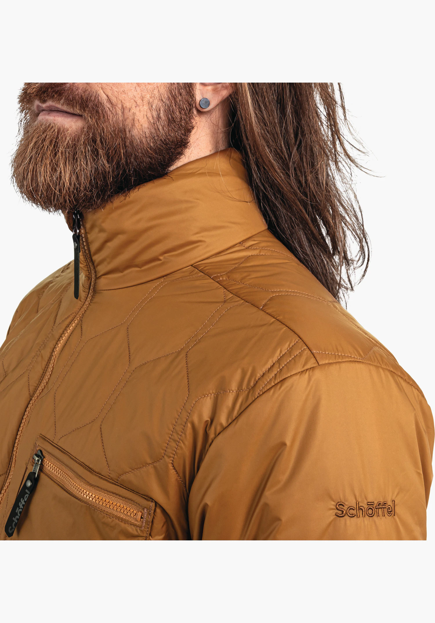 Ins Jacket Style Malkay MNS zeigt den braunen Stehkragen, die geometrische Steppung im Schulterbereich sowie das gestickte Schöffel-Logo am Ärmel. Nahaufnahme vor weißem Hintergrund.