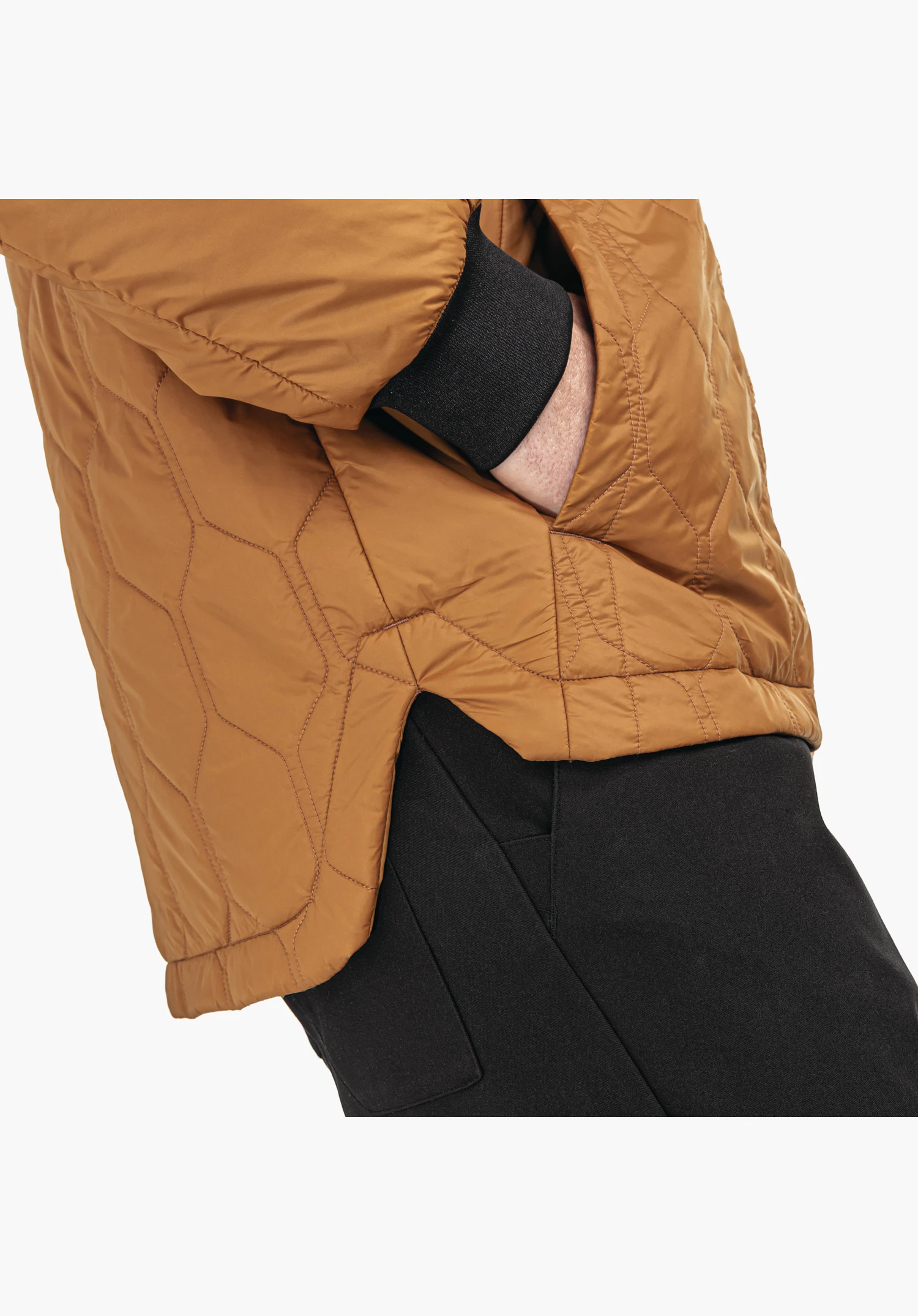 Ins Jacket Style Malkay MNS zeigt den abgerundeten Saum mit seitlichem Schlitz sowie das braune Steppmuster und ein schwarzes Ärmelbündchen, Nahaufnahme vor weißem Hintergrund.