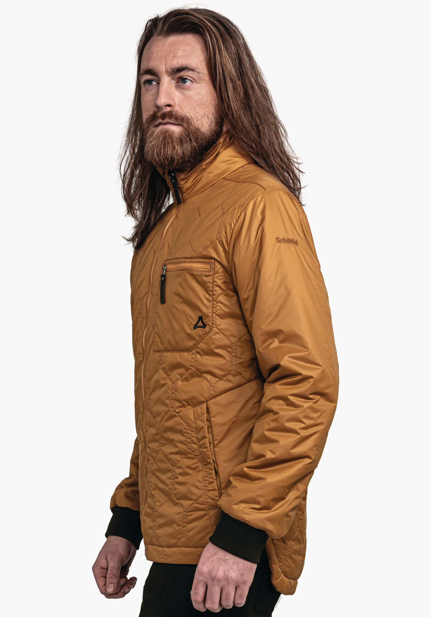 Ins Jacket Style Malkay MNS dunkelgelbe Jacke, getragen von einer stehenden Person, die seitlich nach rechts blickt; Schöffel-Logo auf der Brust; Schriftzug "Schöffel" am Ärmel; weißer Hintergrund.
