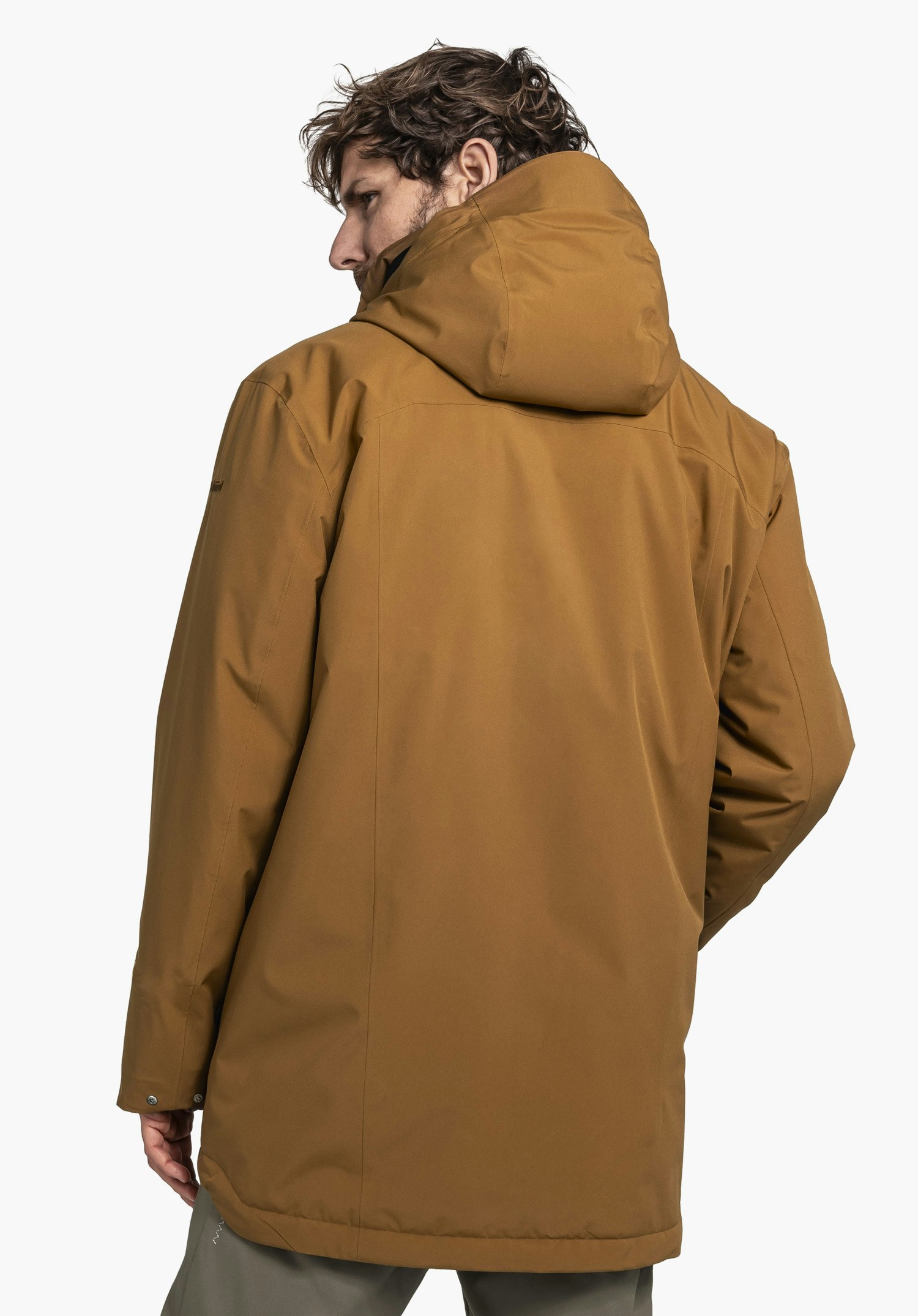 Ins Parka Style Malkay MNS dunkelorange Parka mit Kapuze, von einer Person von hinten getragen; die Person blickt leicht über die linke Schulter; schlichter weißer Hintergrund.